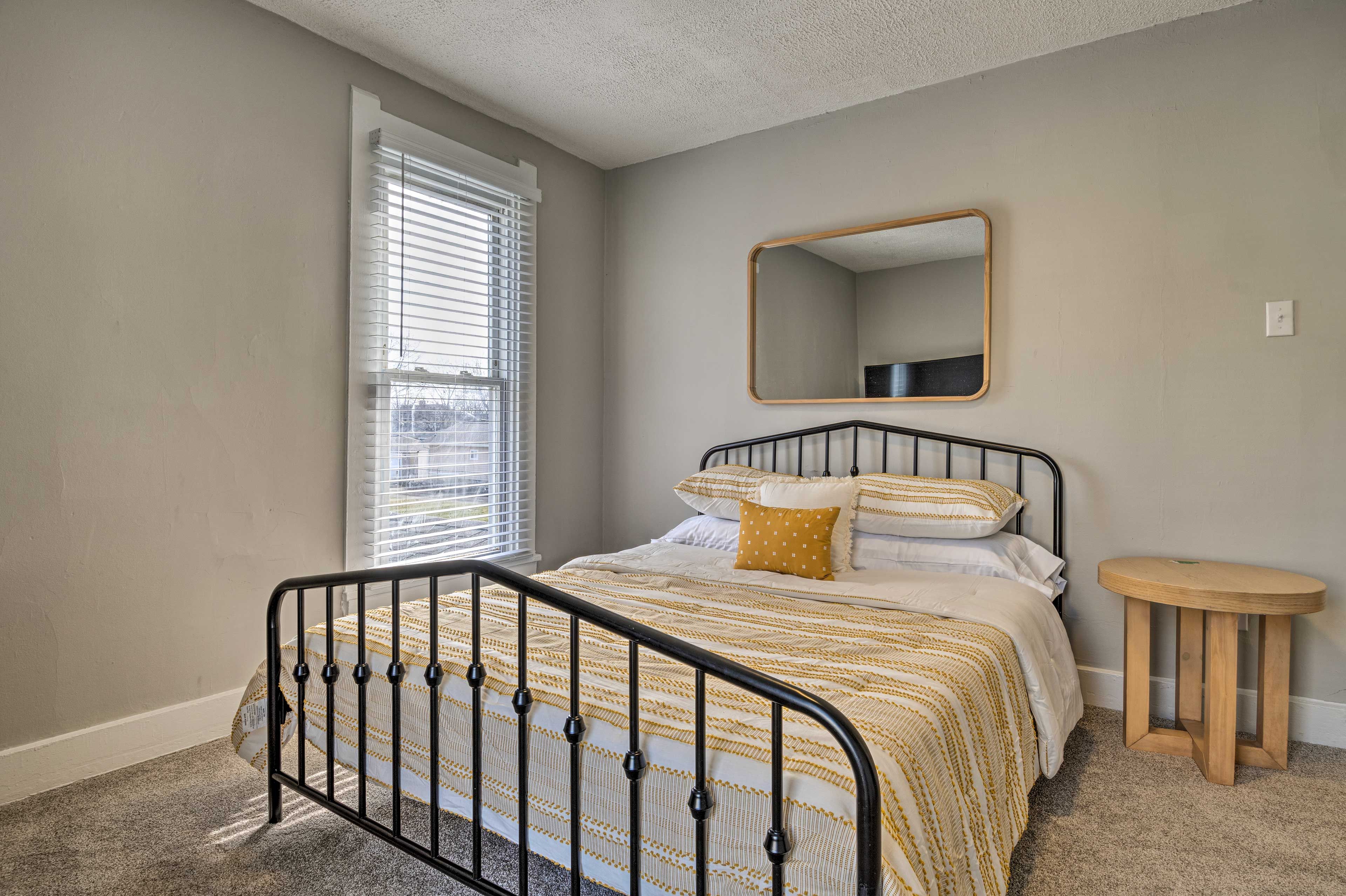 Bedroom 2 | 2nd Floor | Queen Bed | Desk Workspace | Smart TV