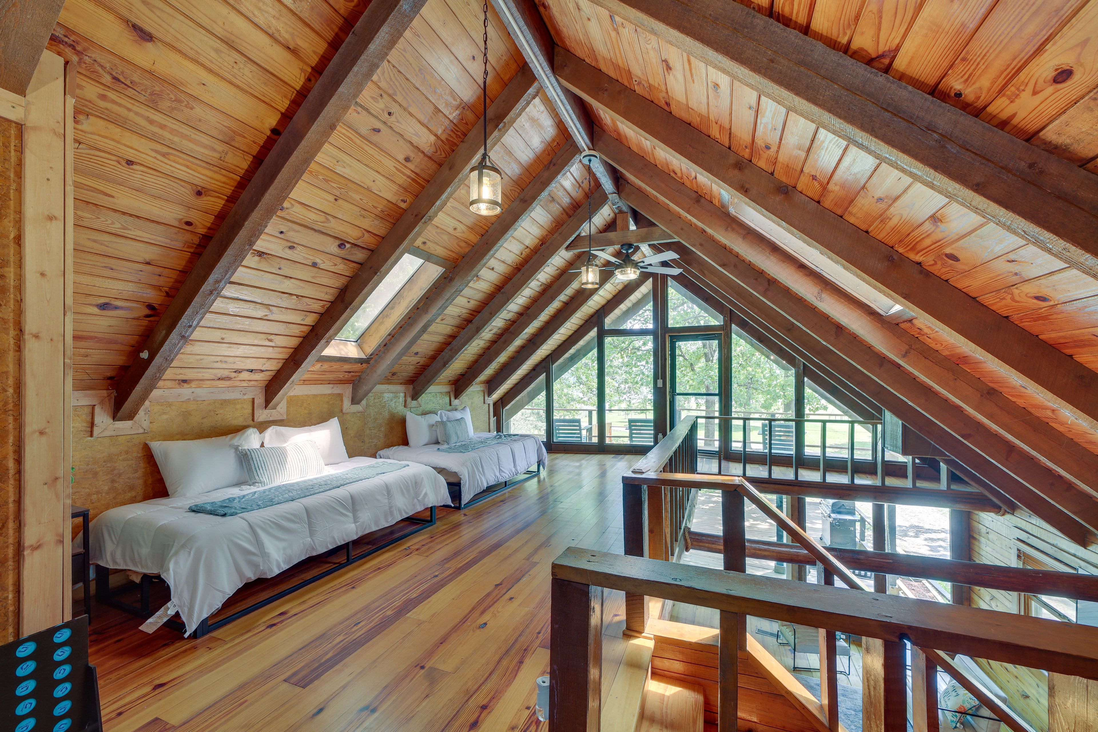 Loft | 2 Twin Beds | Queen Bed