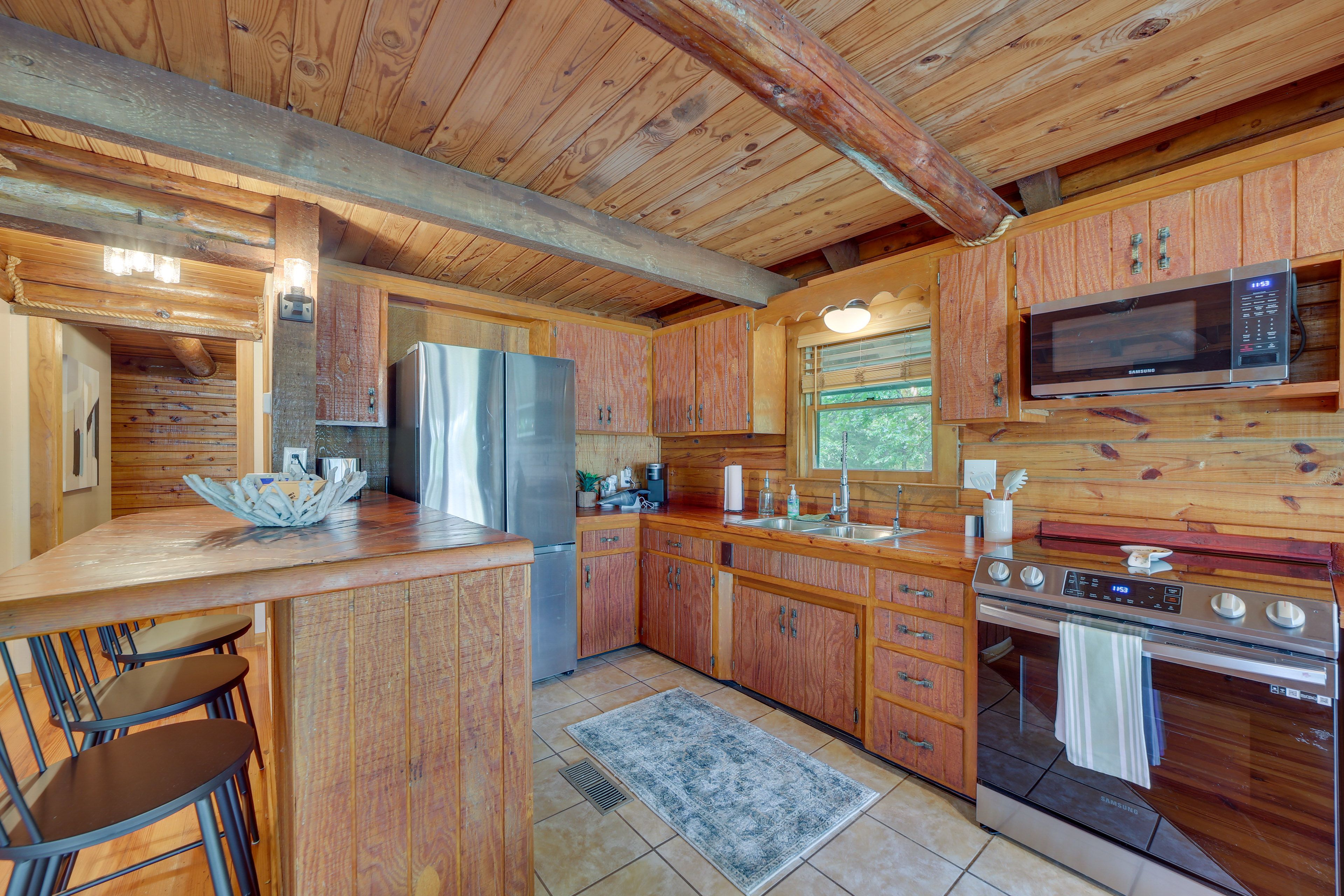 Kitchen | Equipped w/ Cooking Essentials | Breakfast Bar