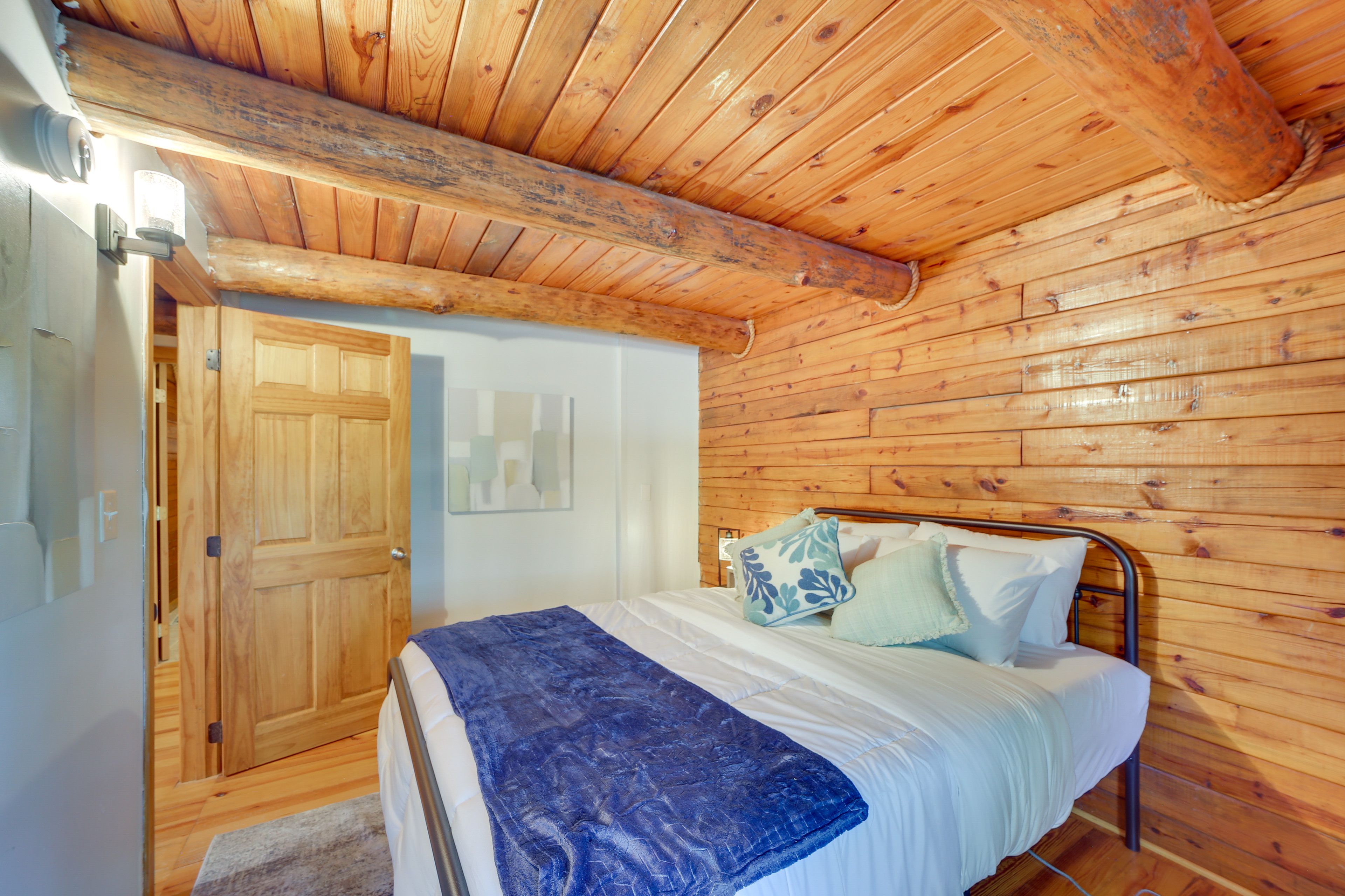 Bedroom 3 | Queen Bed