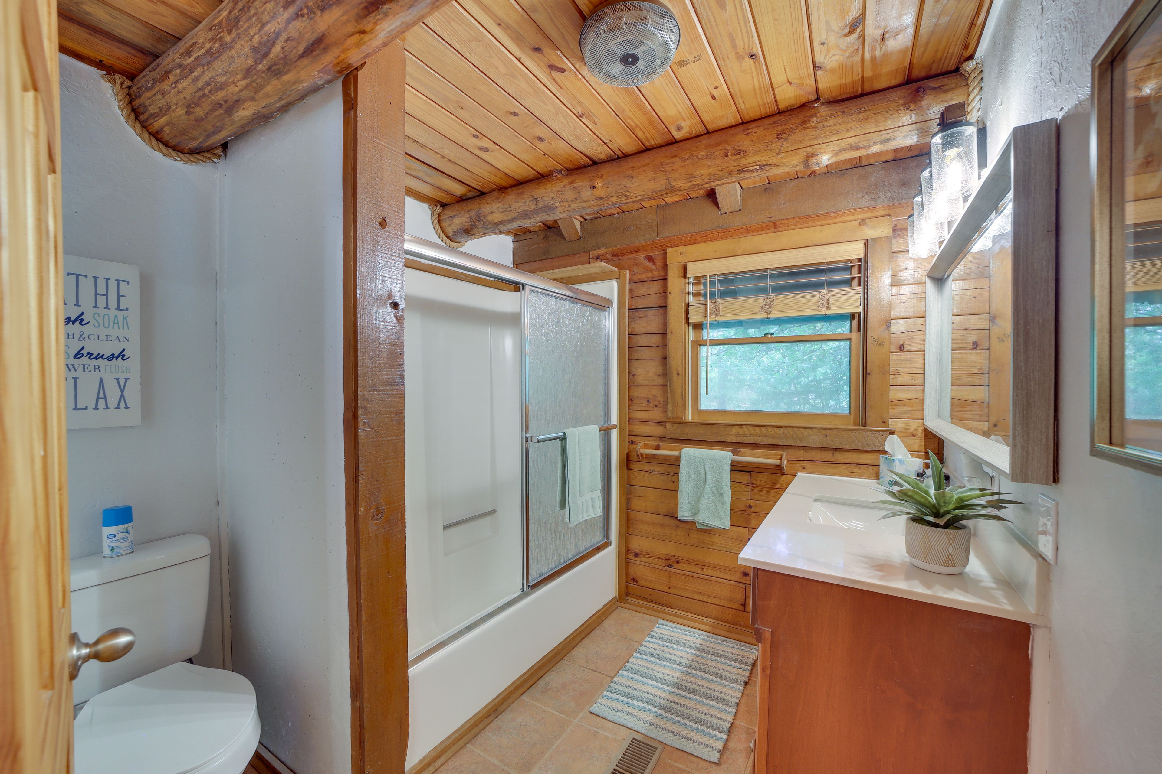 Full Bathroom | Towels Provided
