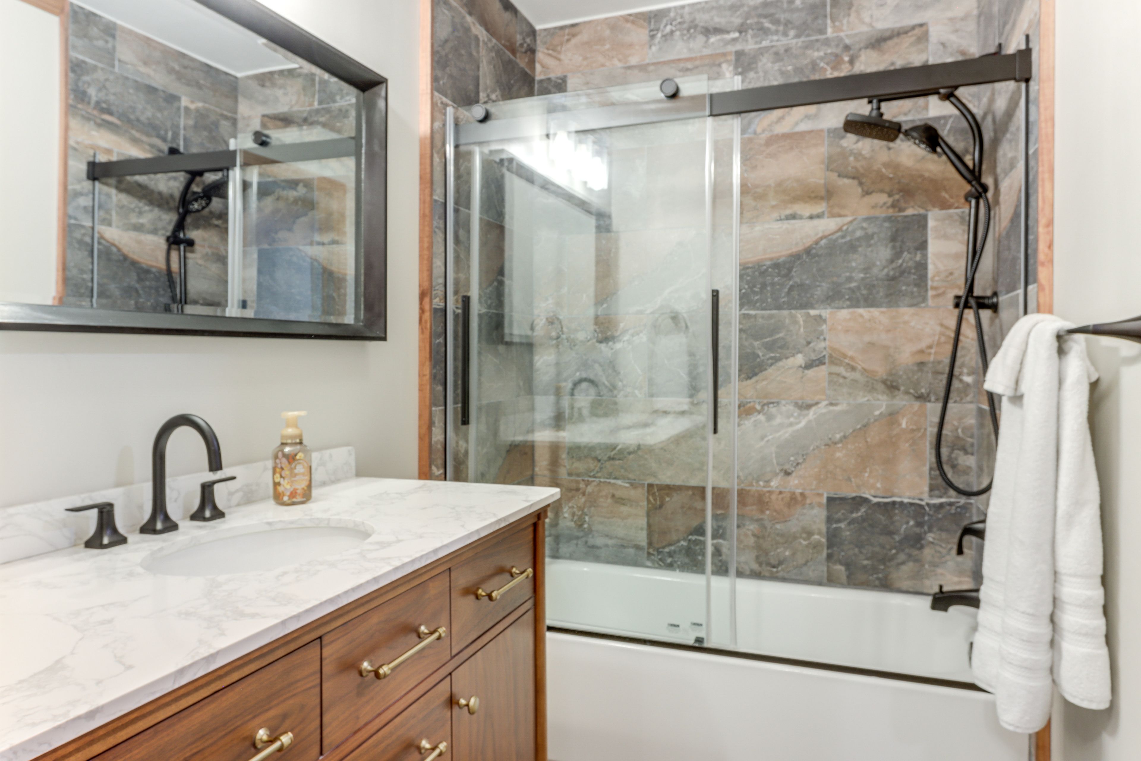 Full Bathroom | Complimentary Toiletries