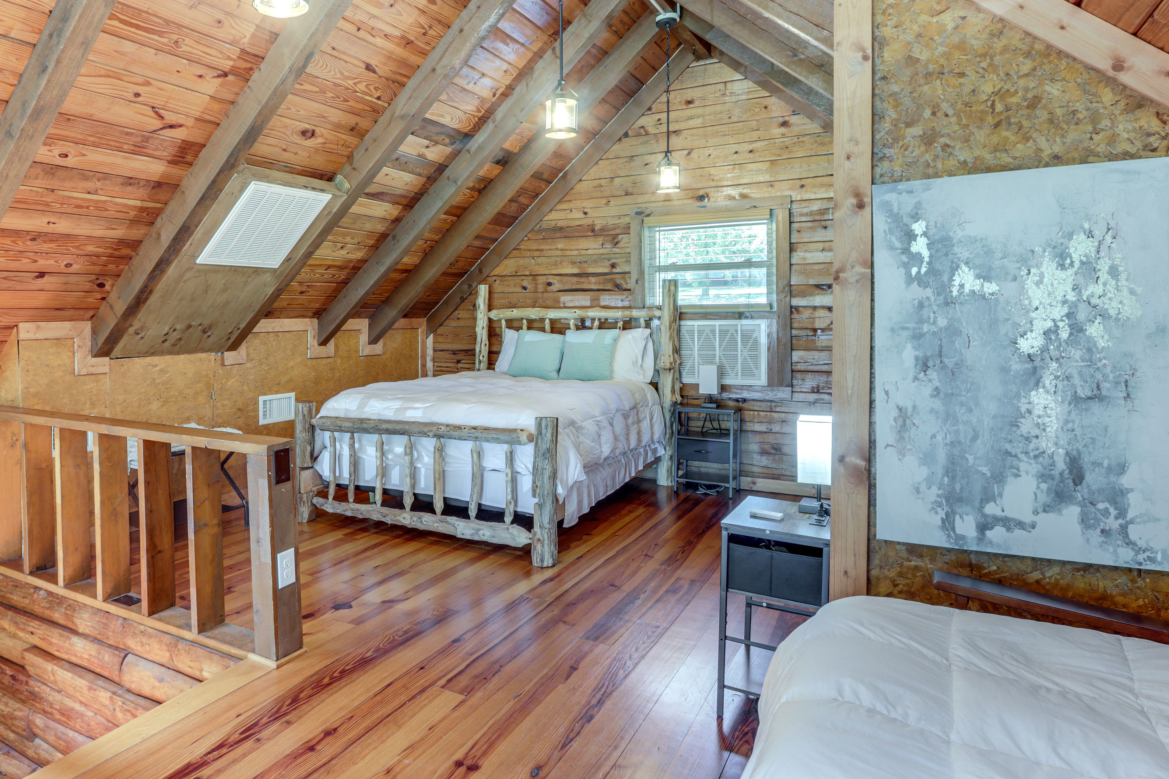 Loft | 2 Twin Beds | Queen Bed