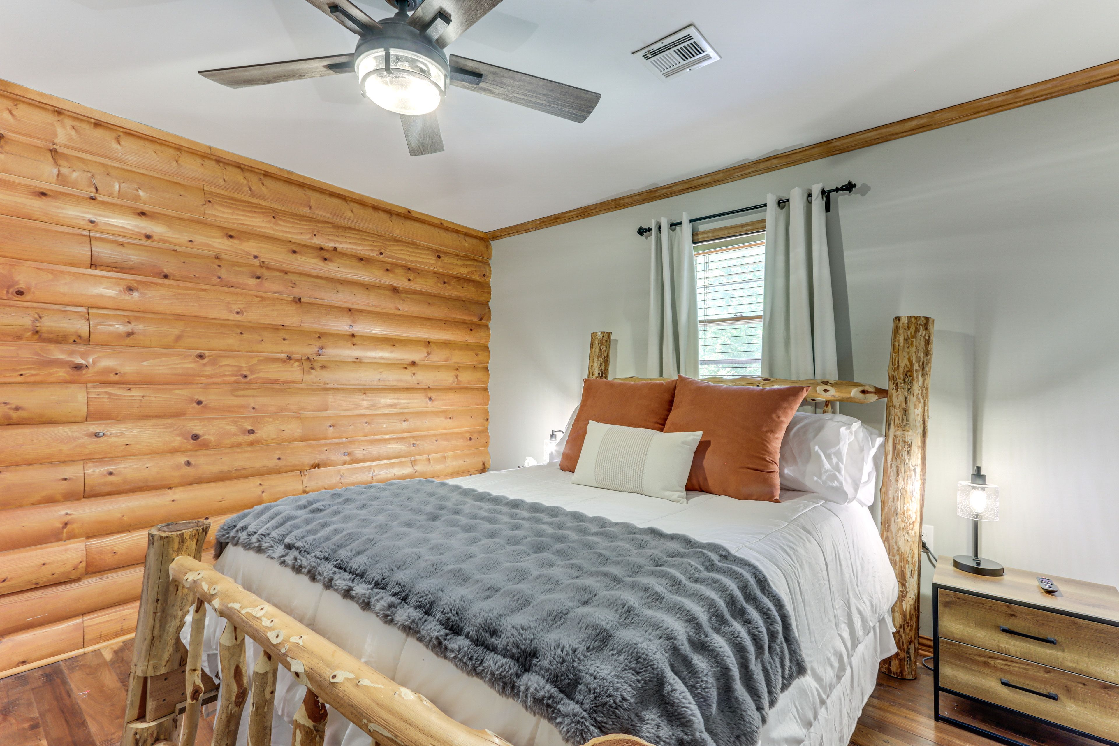 Bedroom 1 | Queen Bed