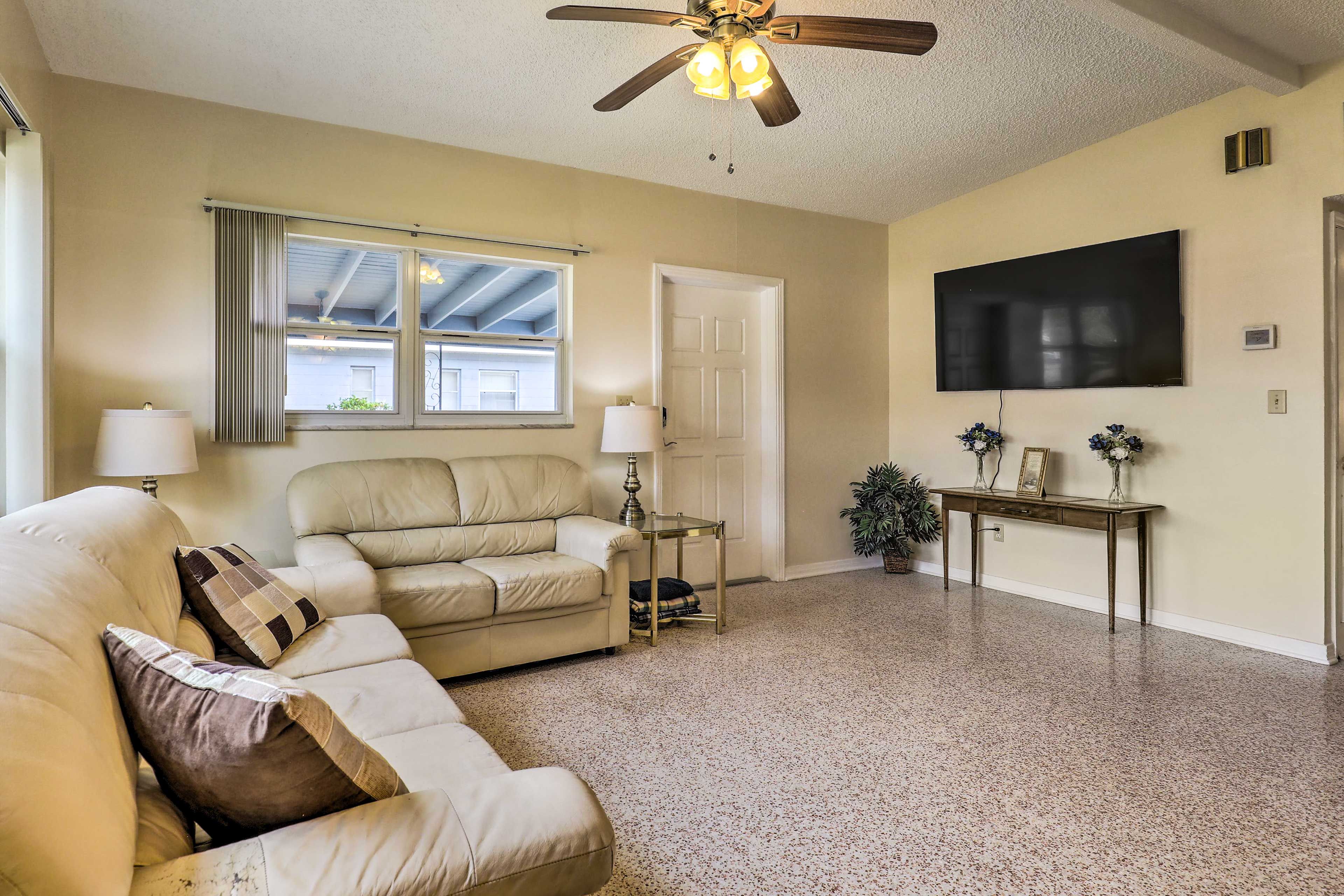 Living Room | Smart TV | WiFi | Board Games | Central A/C