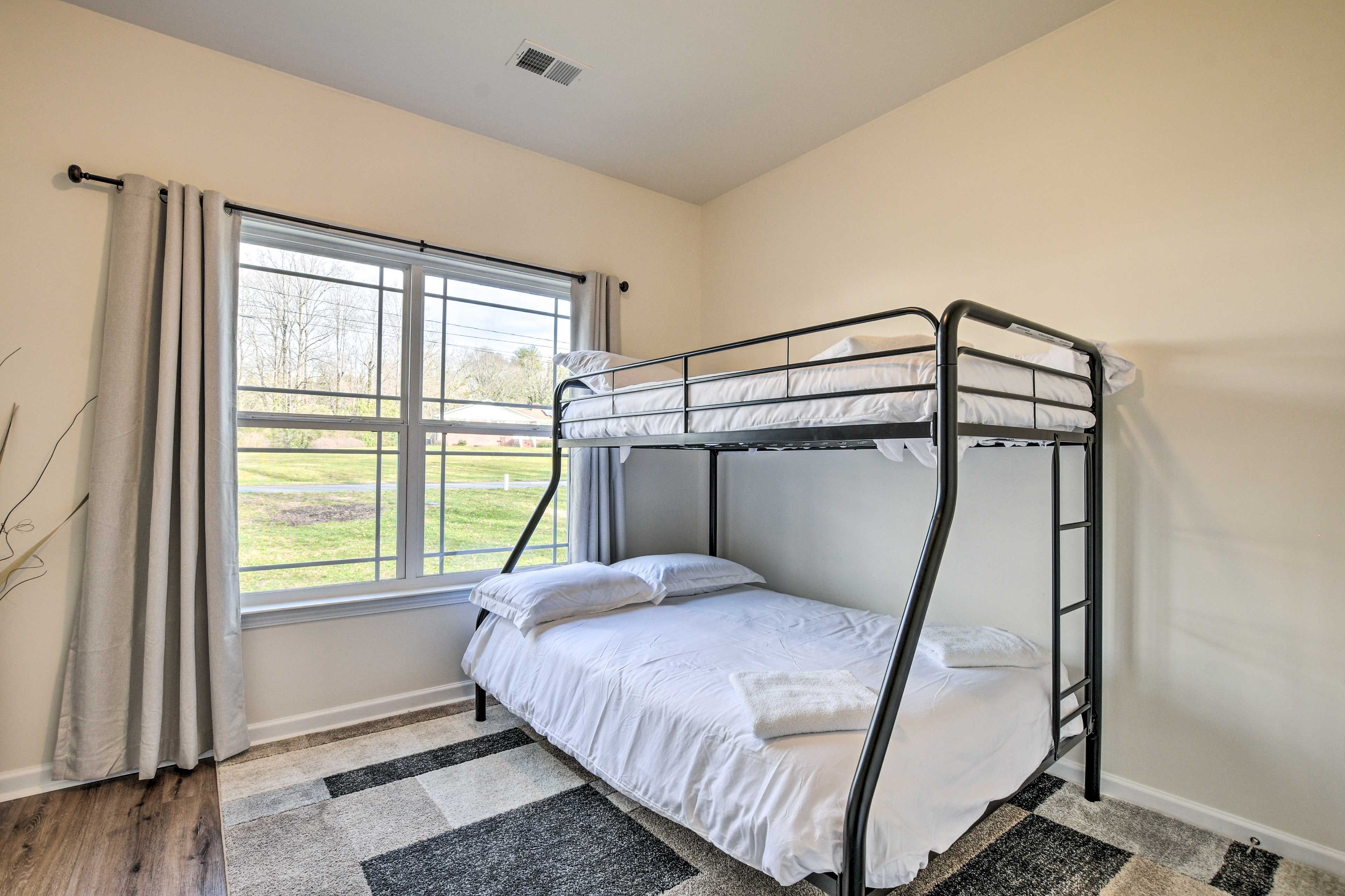Bedroom 3 | Twin/Full Bunk Bed