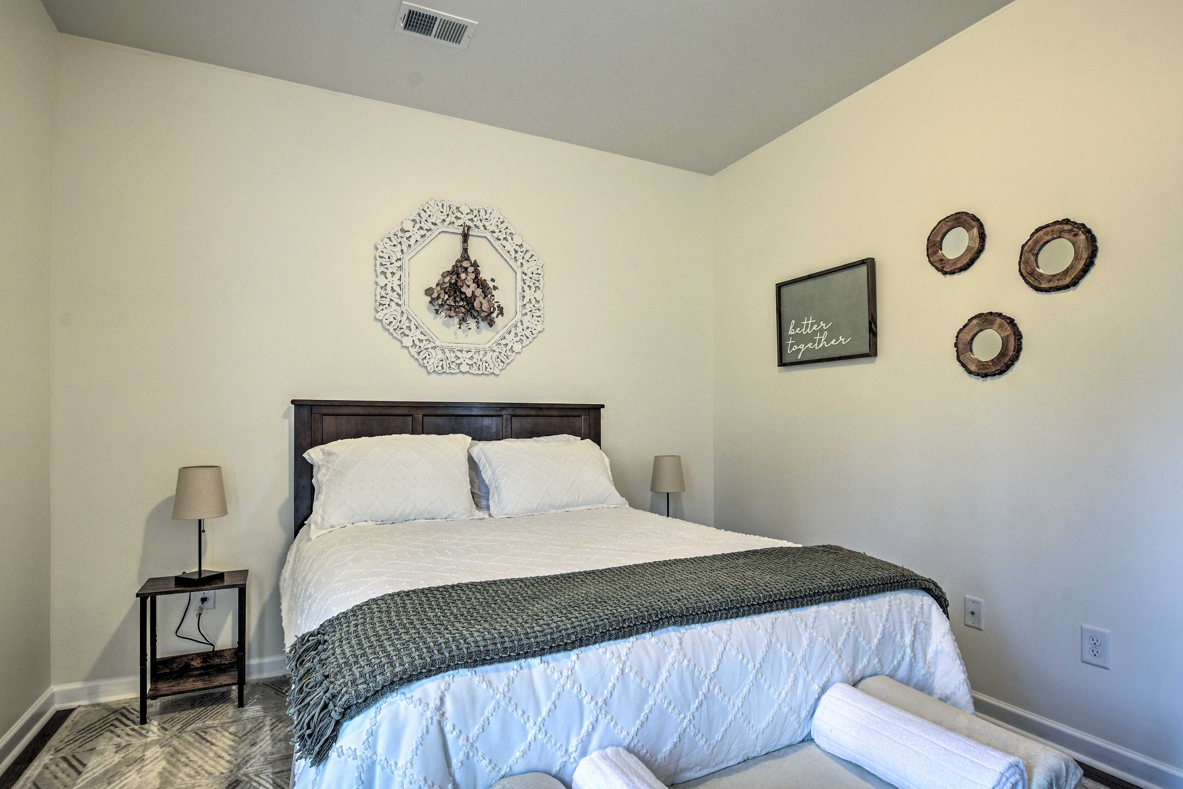 Bedroom 2 | Queen Bed