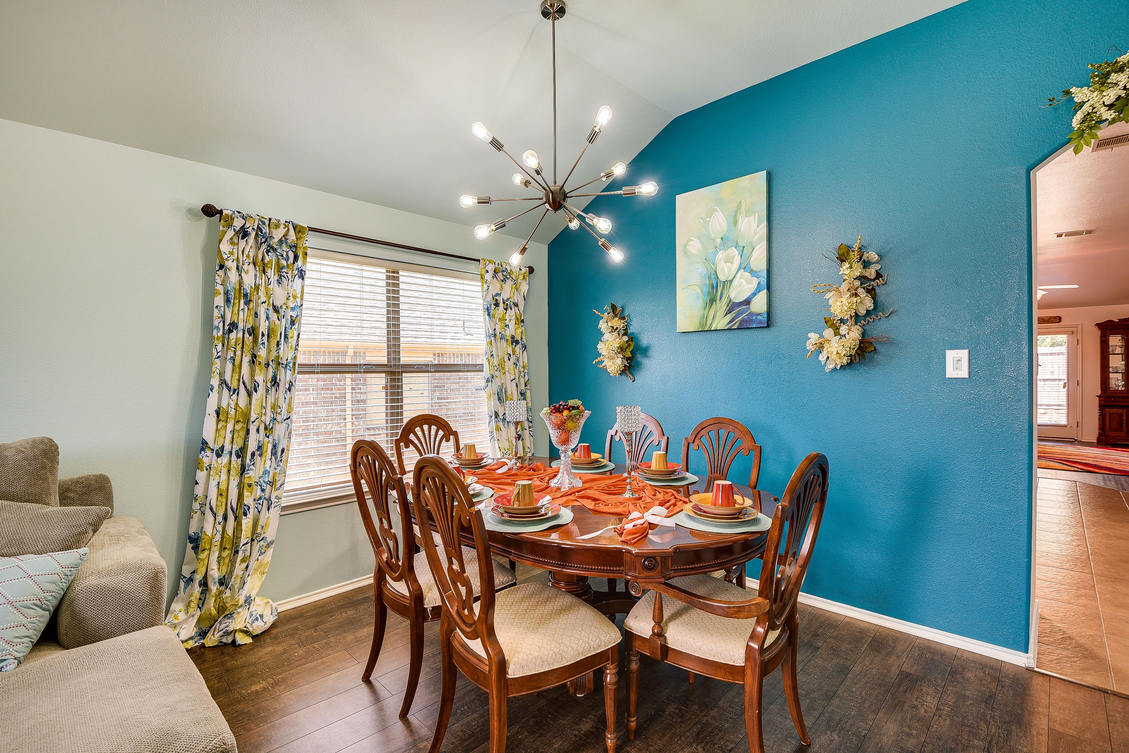 Dining Area | Free WiFi | Dishware & Flatware