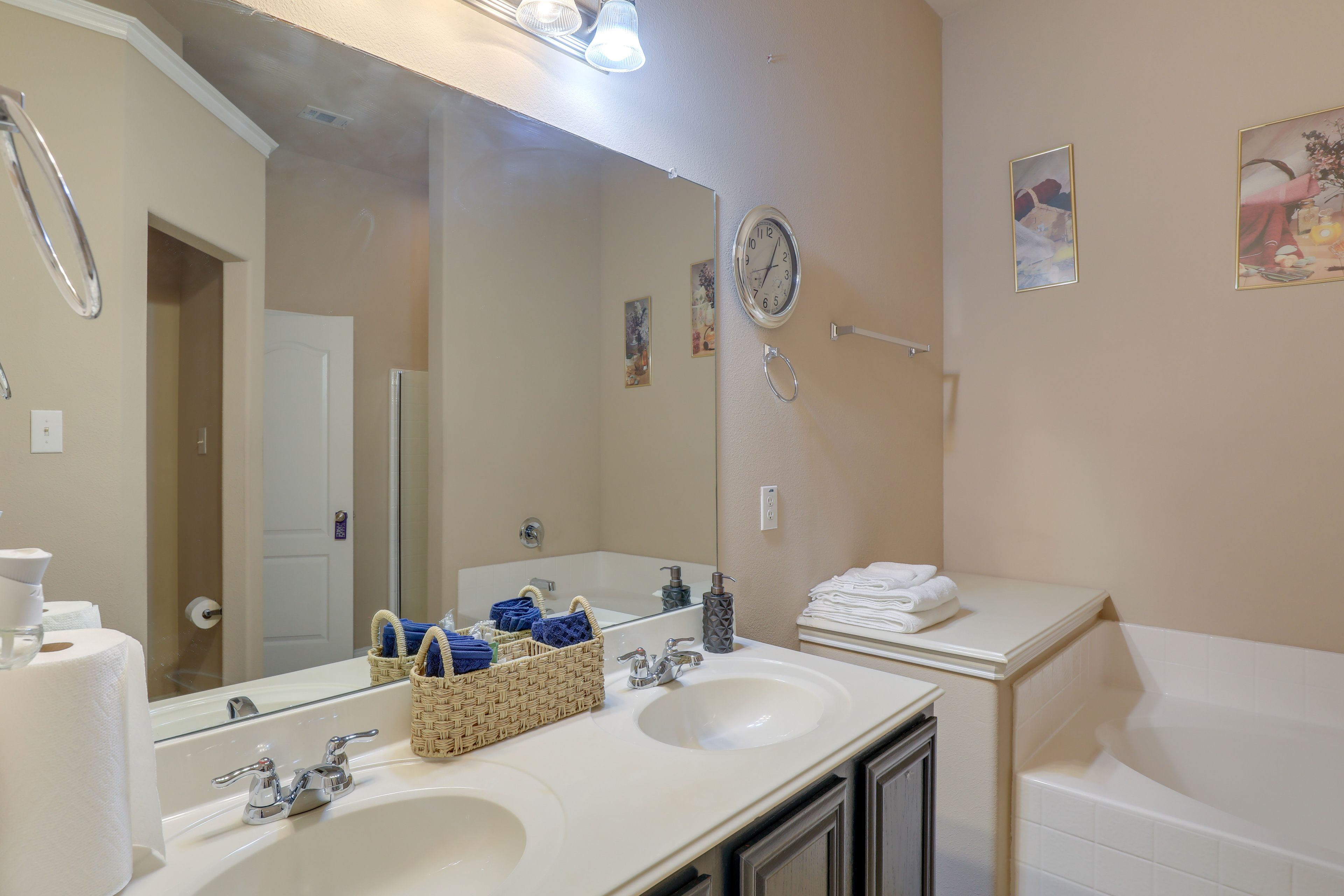 En-Suite Bathroom | Complimentary Toiletries | Towels Provided | Walk-In Closet
