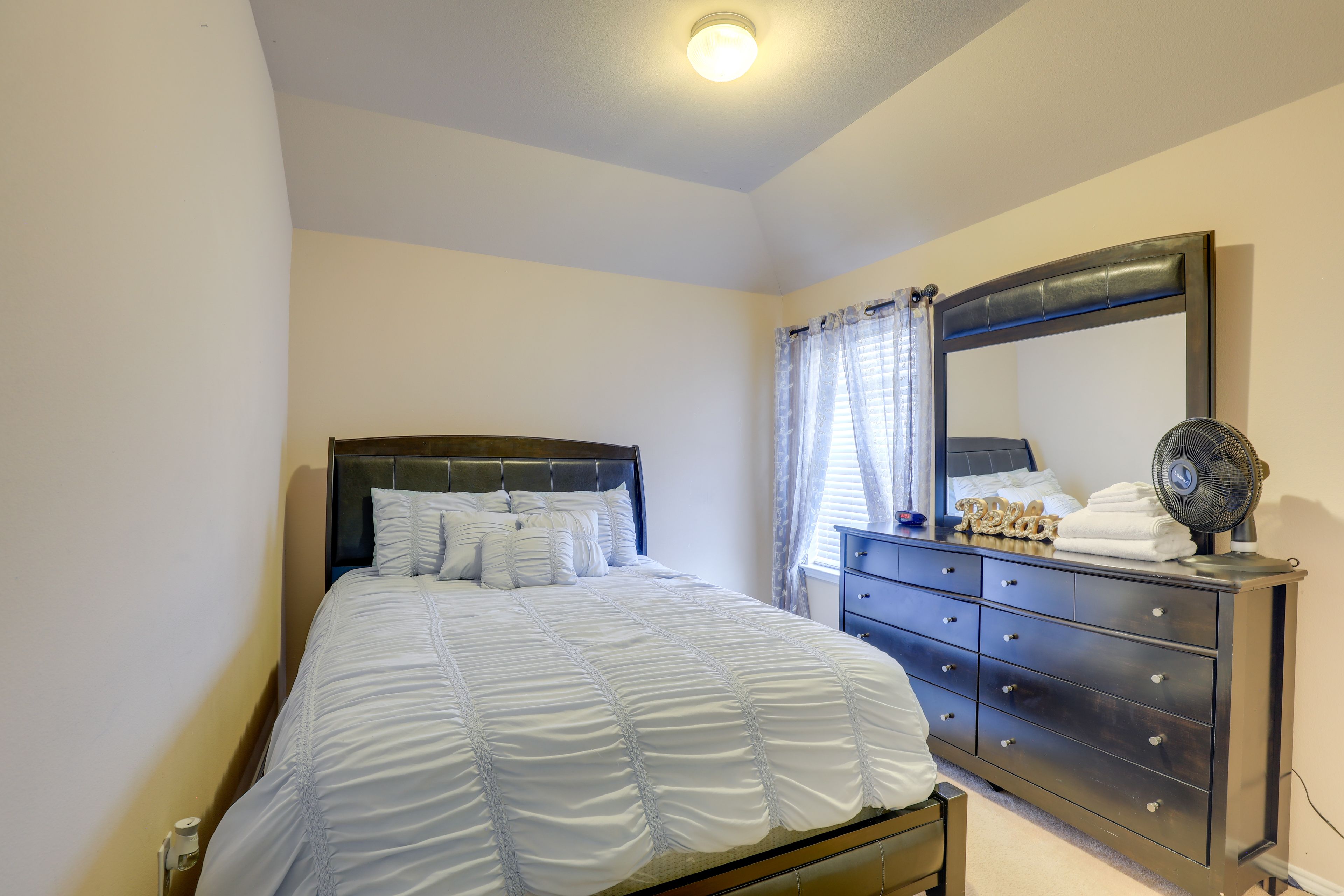 Bedroom 3 | Queen Bed