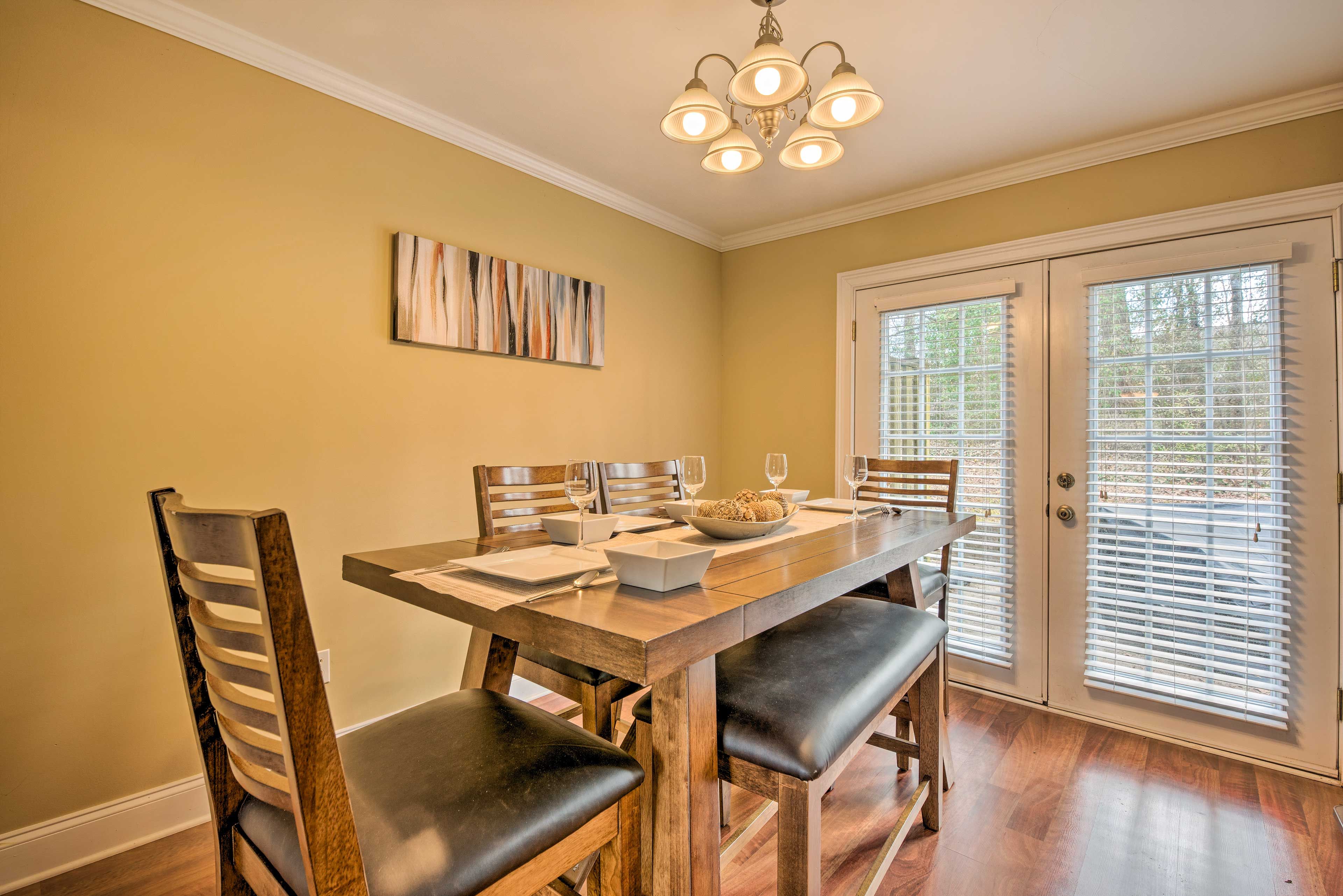 Dining Area | Dishware/Flatware Provided