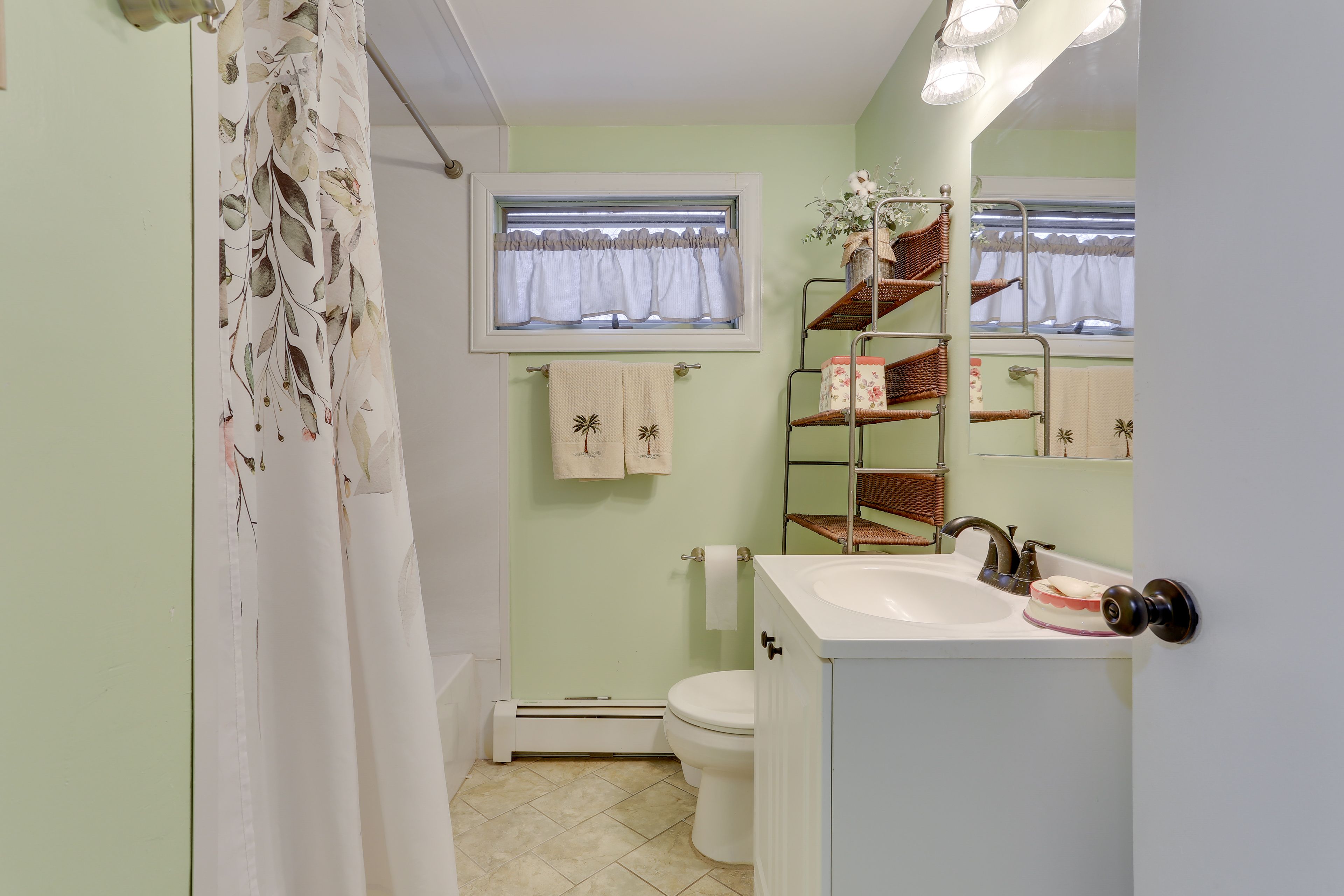 Full Bathroom | Towels Provided | Complimentary Toiletries