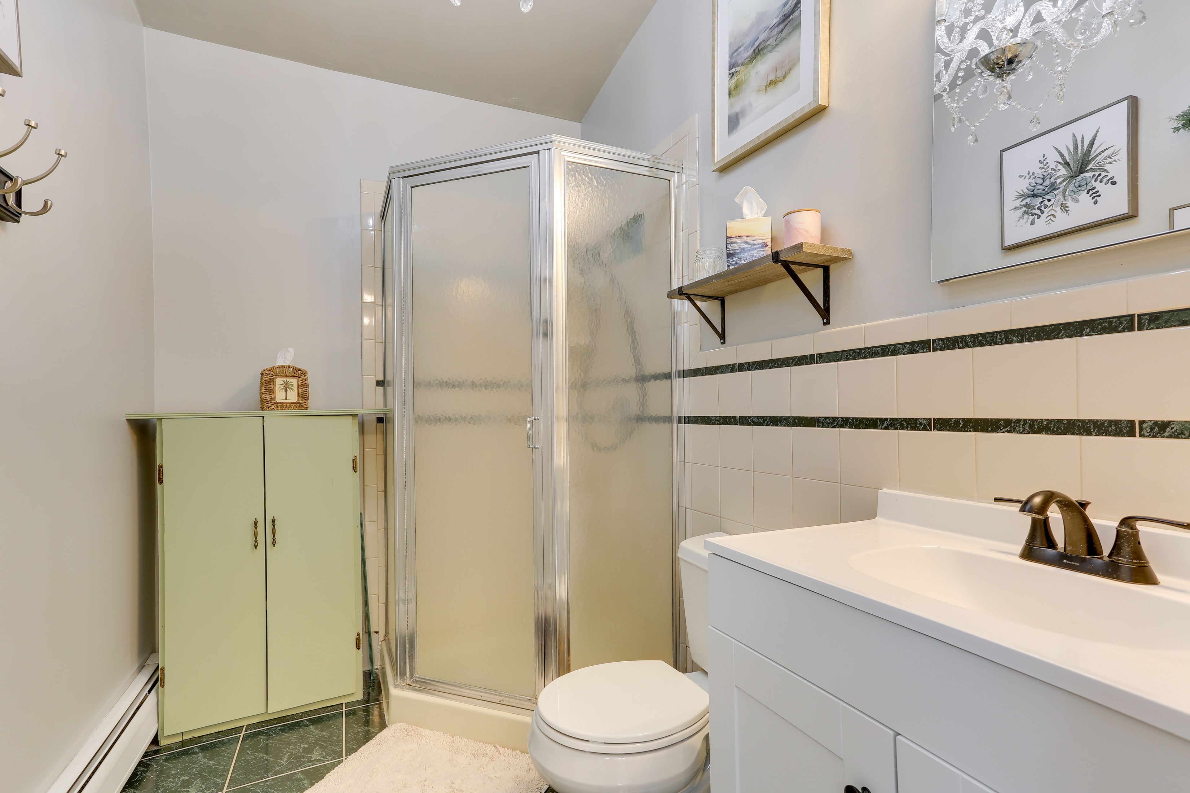 Full Bathroom | Hair Dryer | Iron & Board