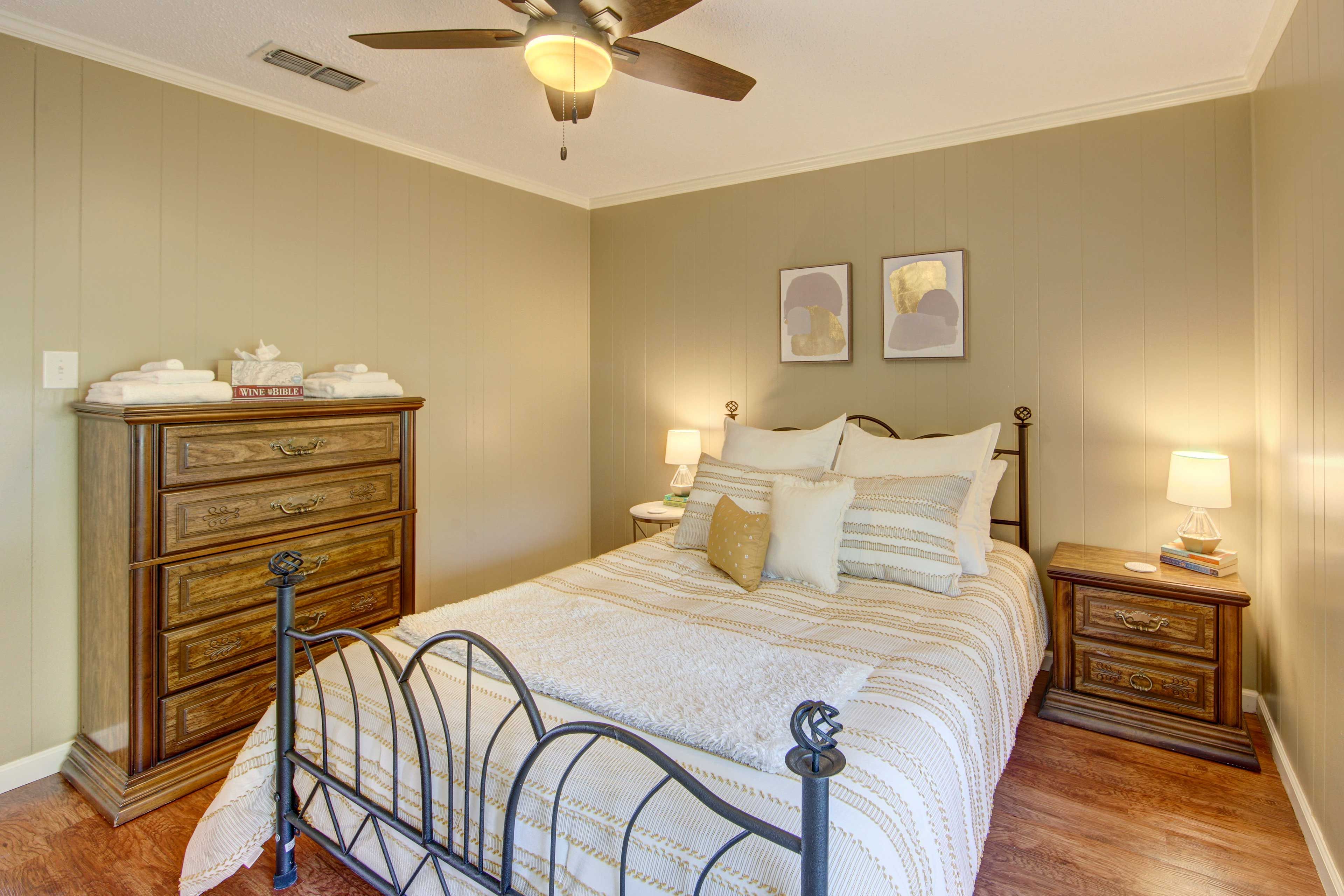 Bedroom 2 | Queen Bed