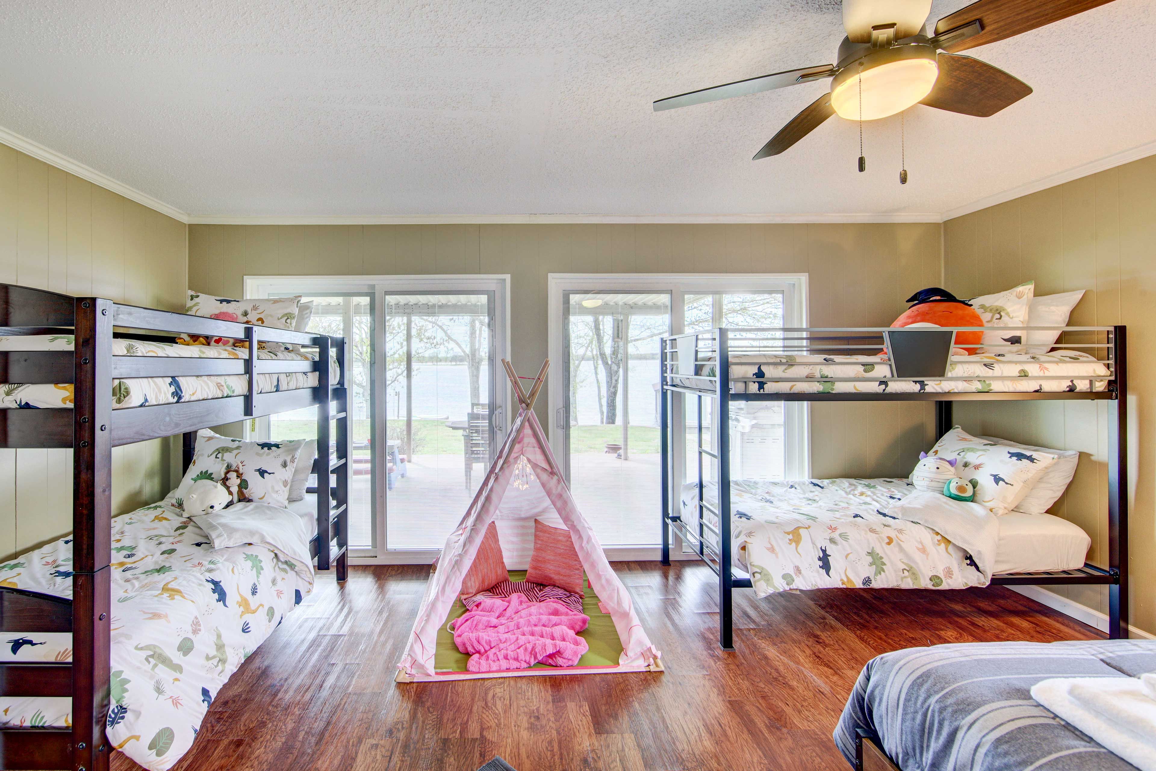 Bedroom 1 | Queen Bed | 2 Twin Bunk Beds | Smart TV | En-Suite Bathroom