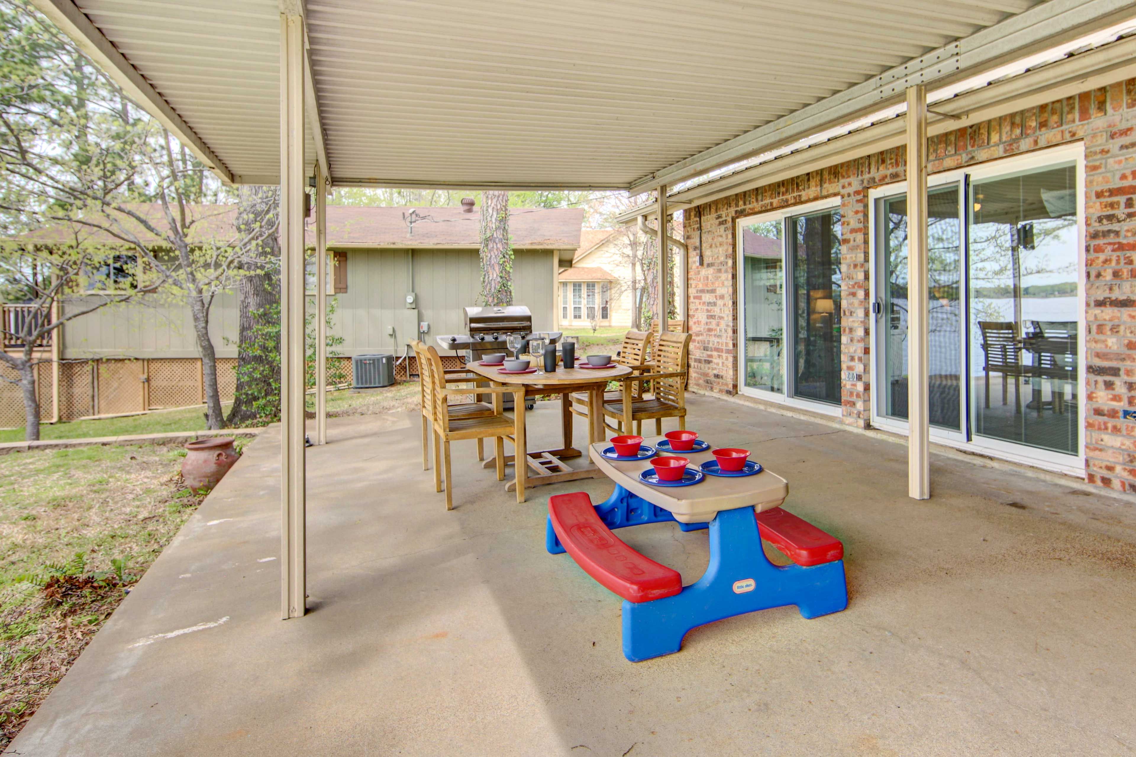 Outdoor Dining Area | Gas Grill