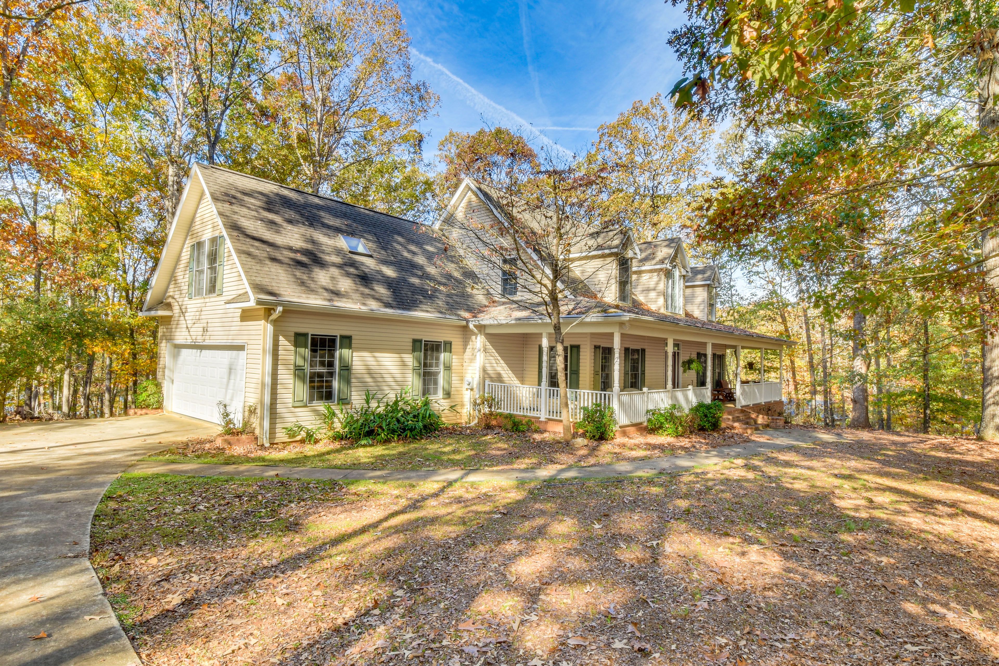Parking | Garage (1 Vehicle) | Driveway (6 Vehicles) | Boat Trailer Parking