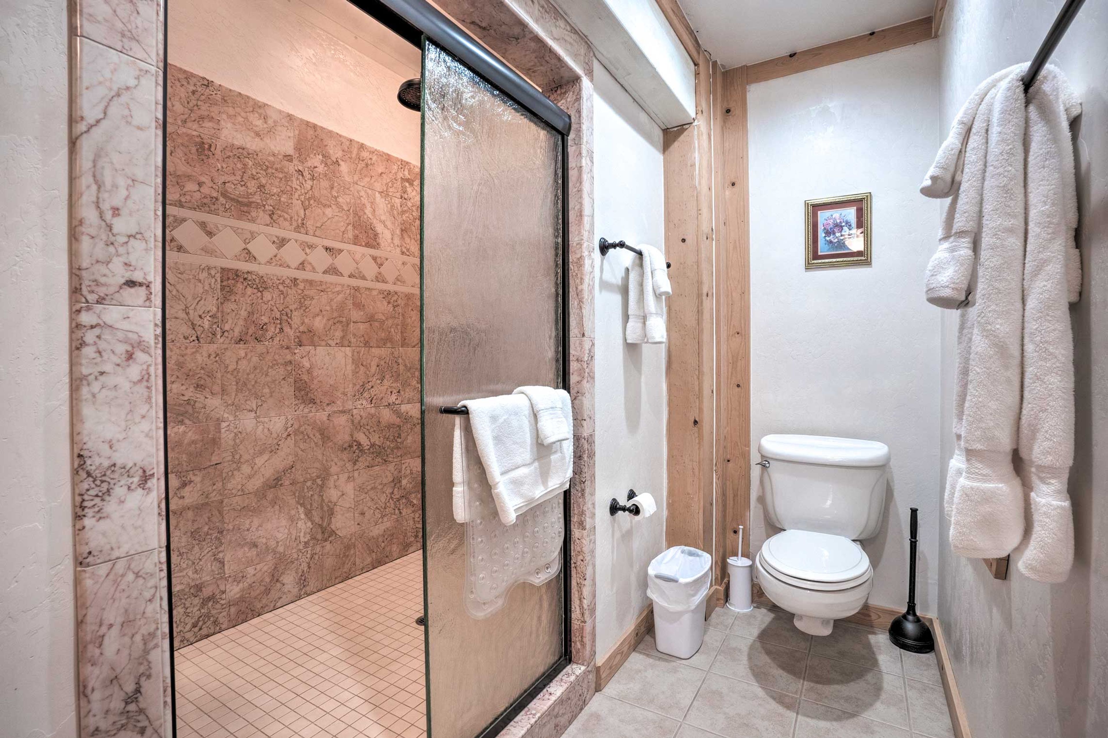 Full Bathroom | Towels Provided | Jetted Tub