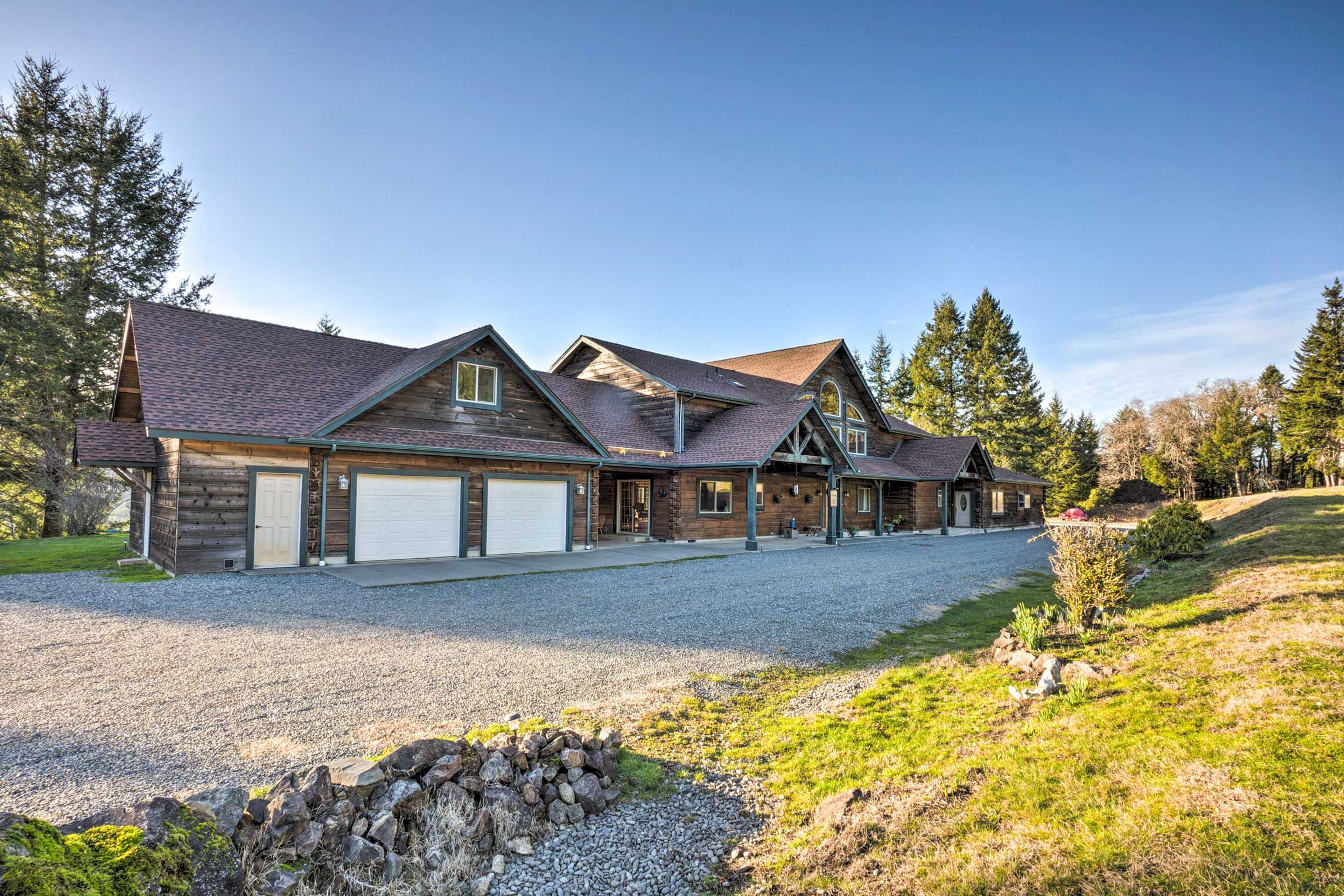 Property Exterior | Driveway (4 Vehicles)