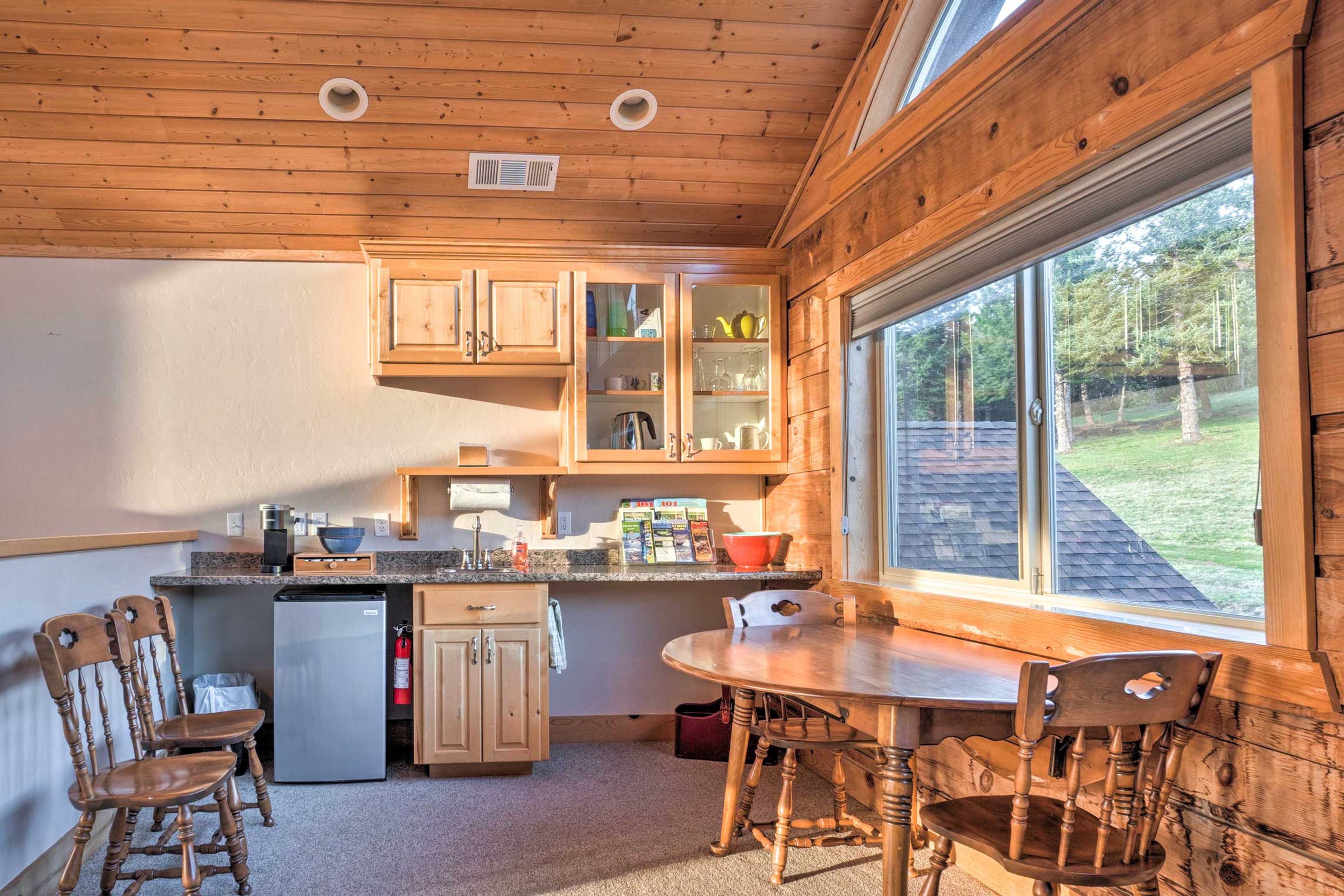 Dining Area | Mini Fridge | Sink