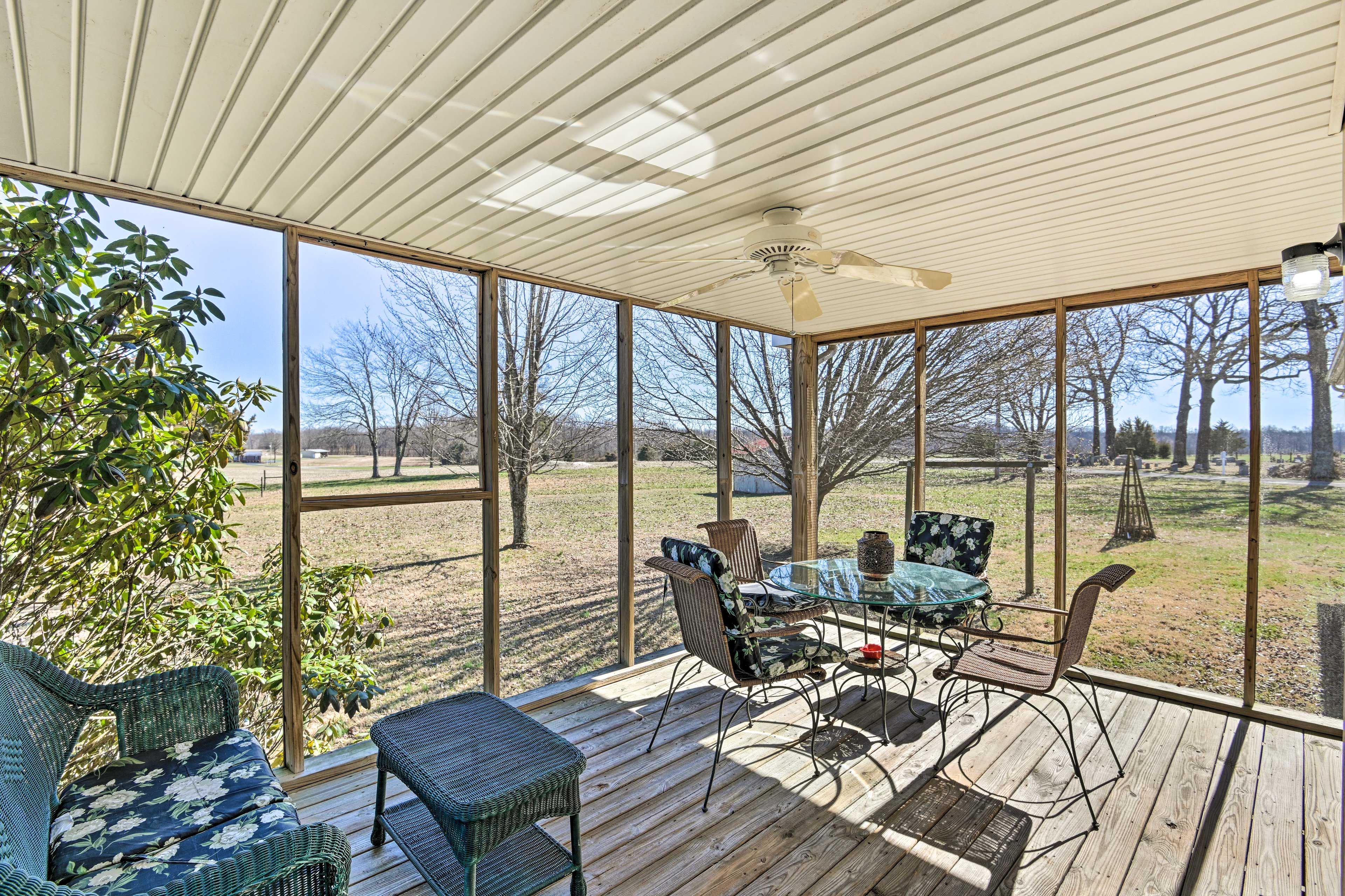 Screened-In Patio | Outdoor Dining Area