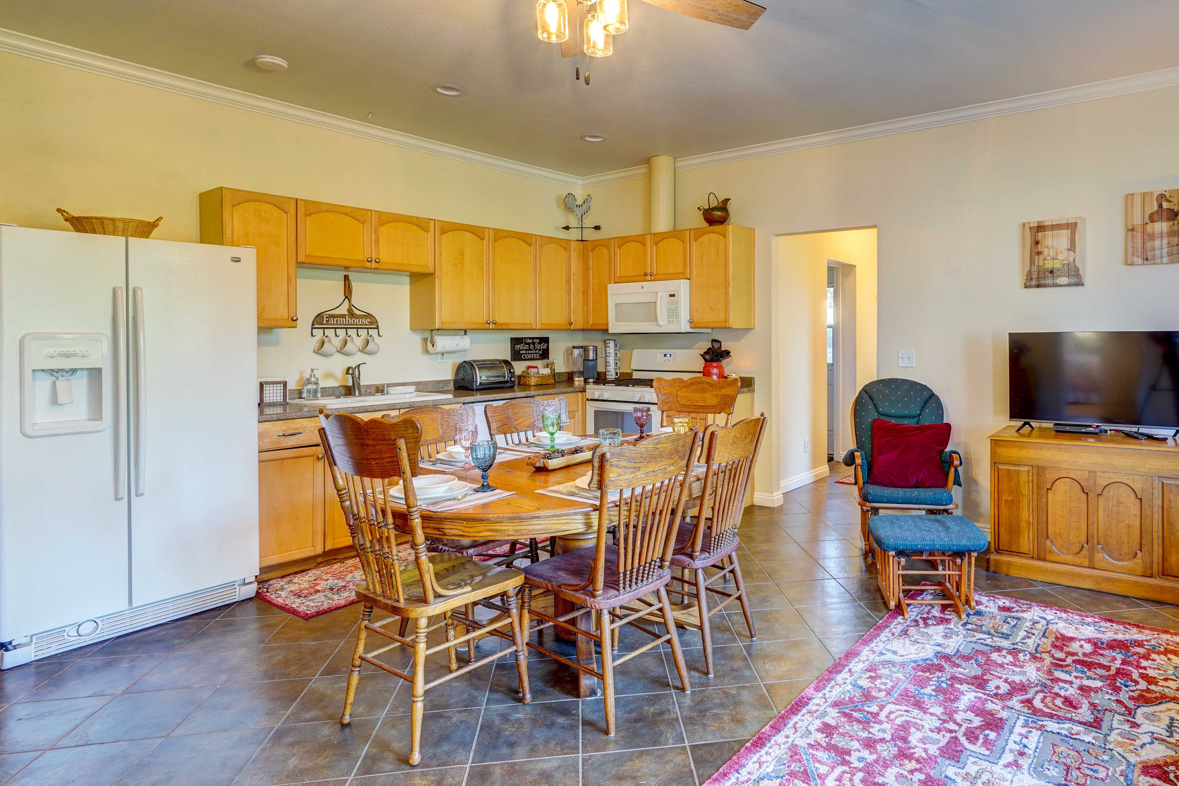Kitchenette | Dining Area | Cooking Basics & Spices | Dishware/Flatware Provided