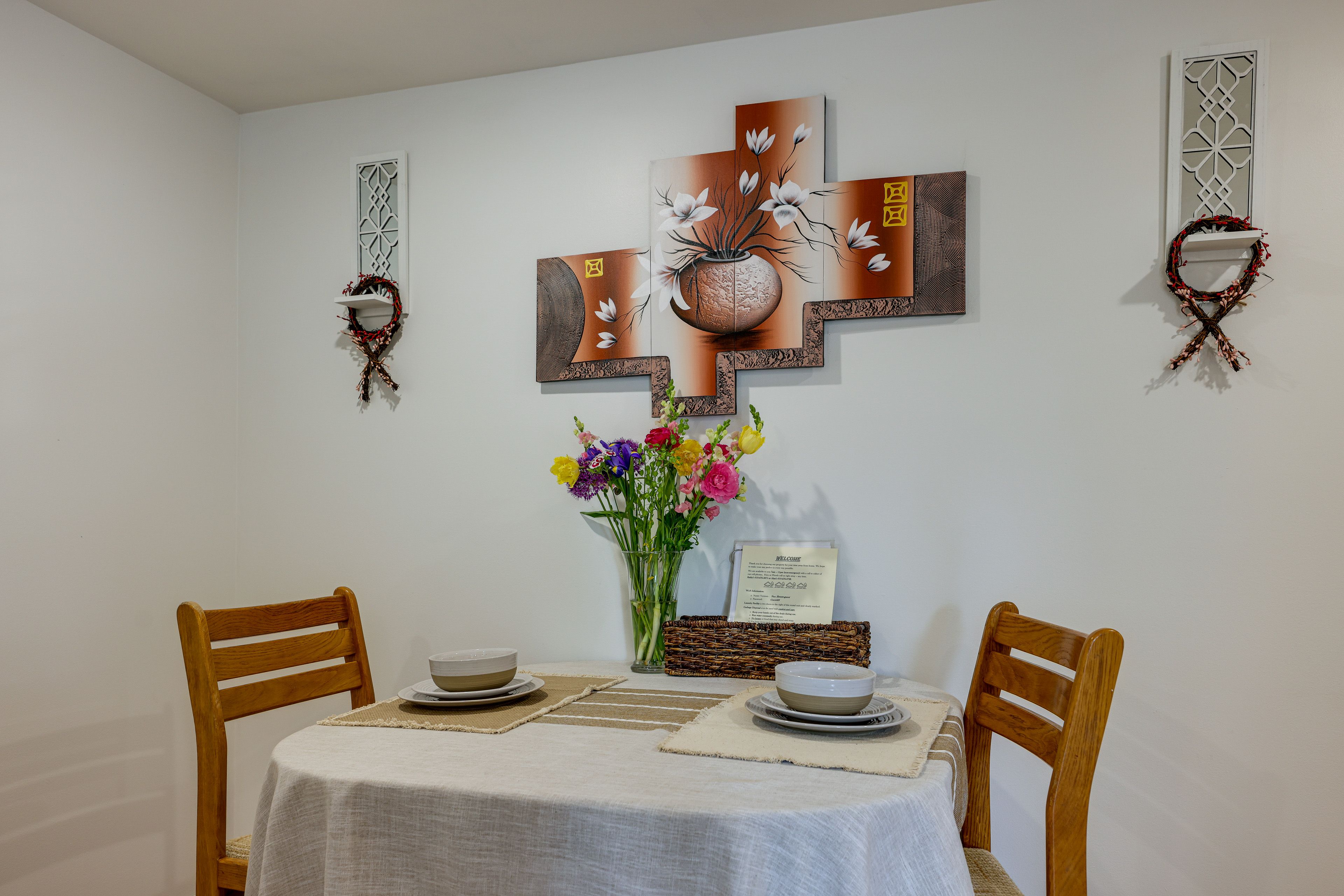 Dining Area | Dishware & Flatware Provided