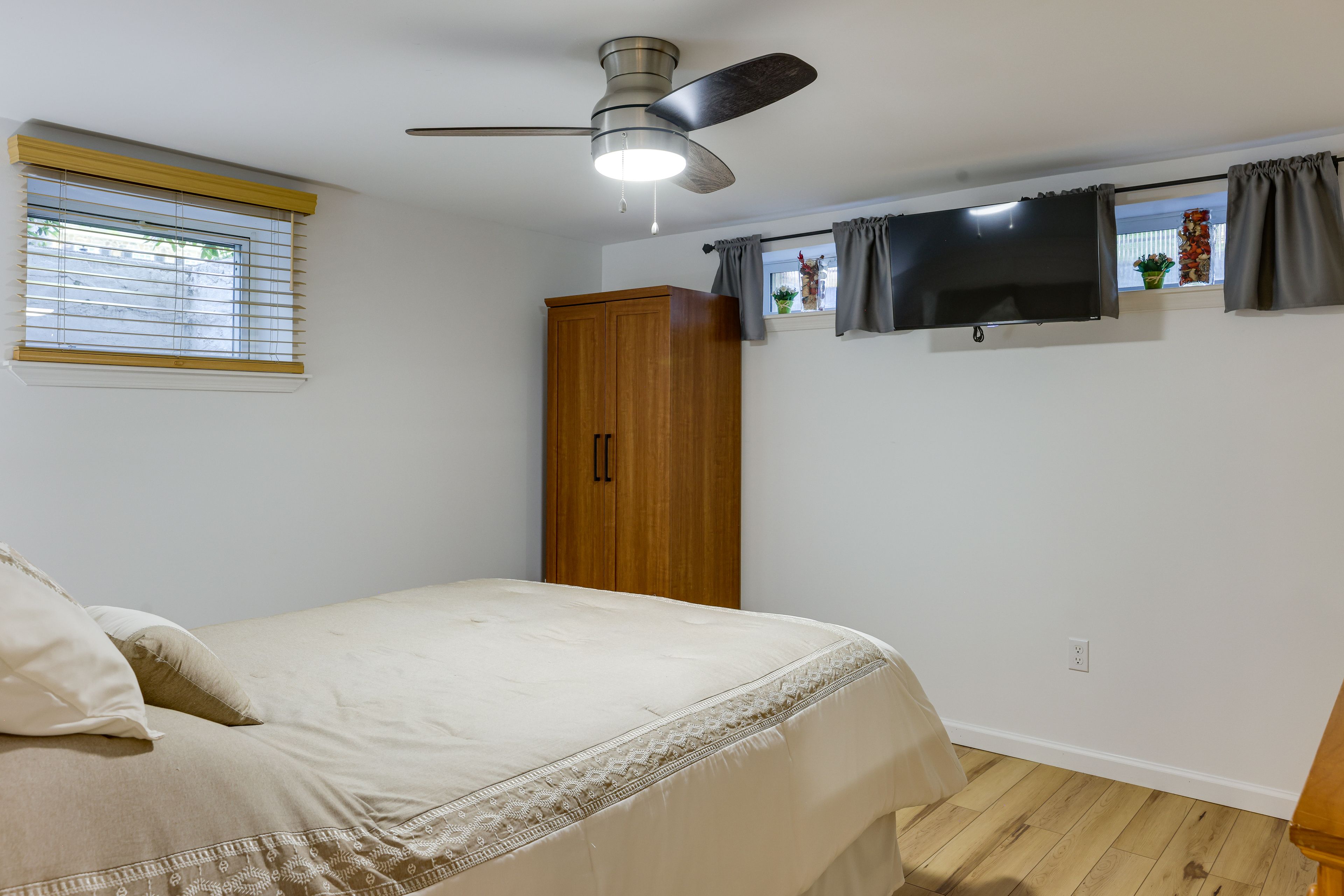 Bedroom | Queen Bed | Linens & Towels Provided