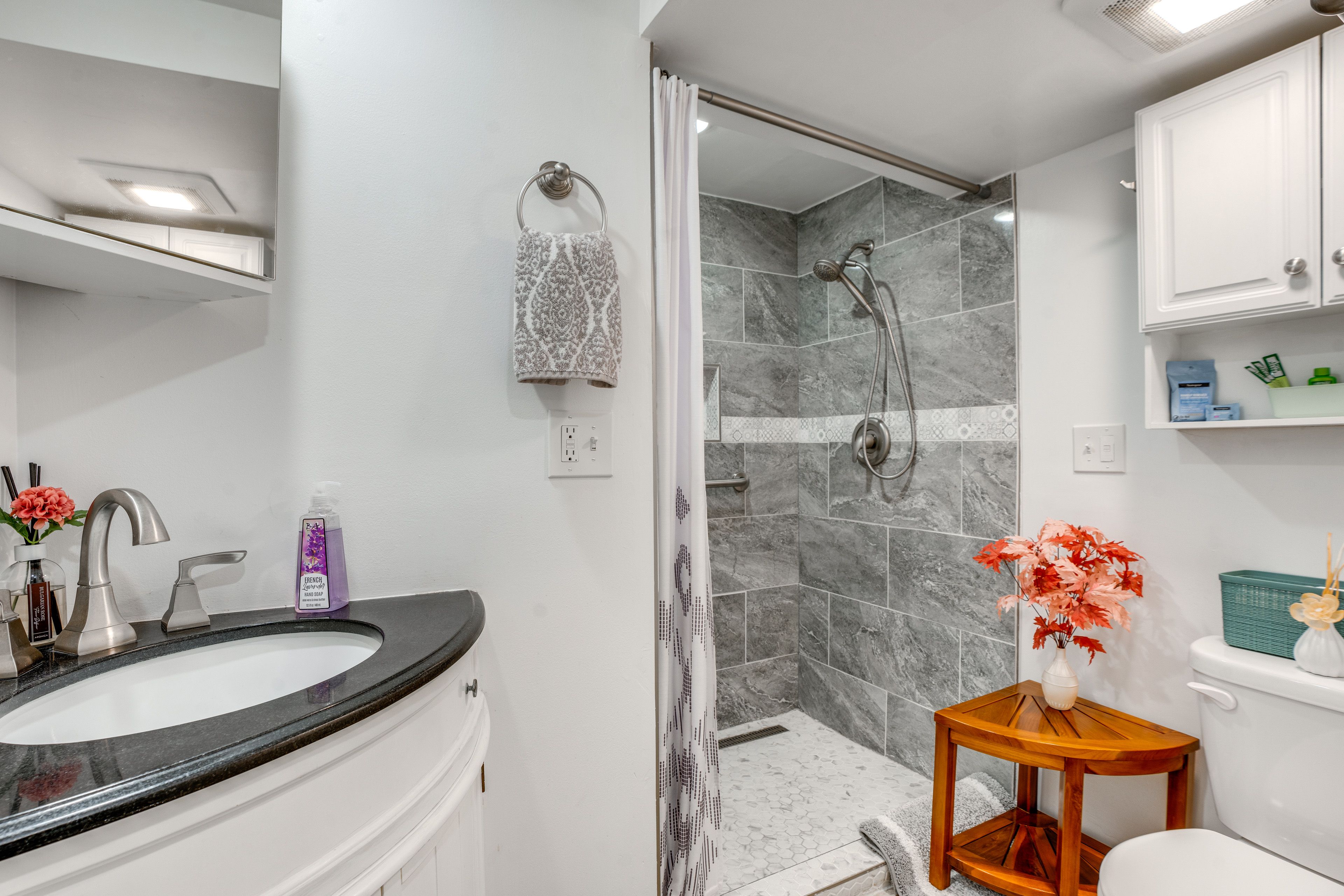 Full Bathroom | Complimentary Toiletries