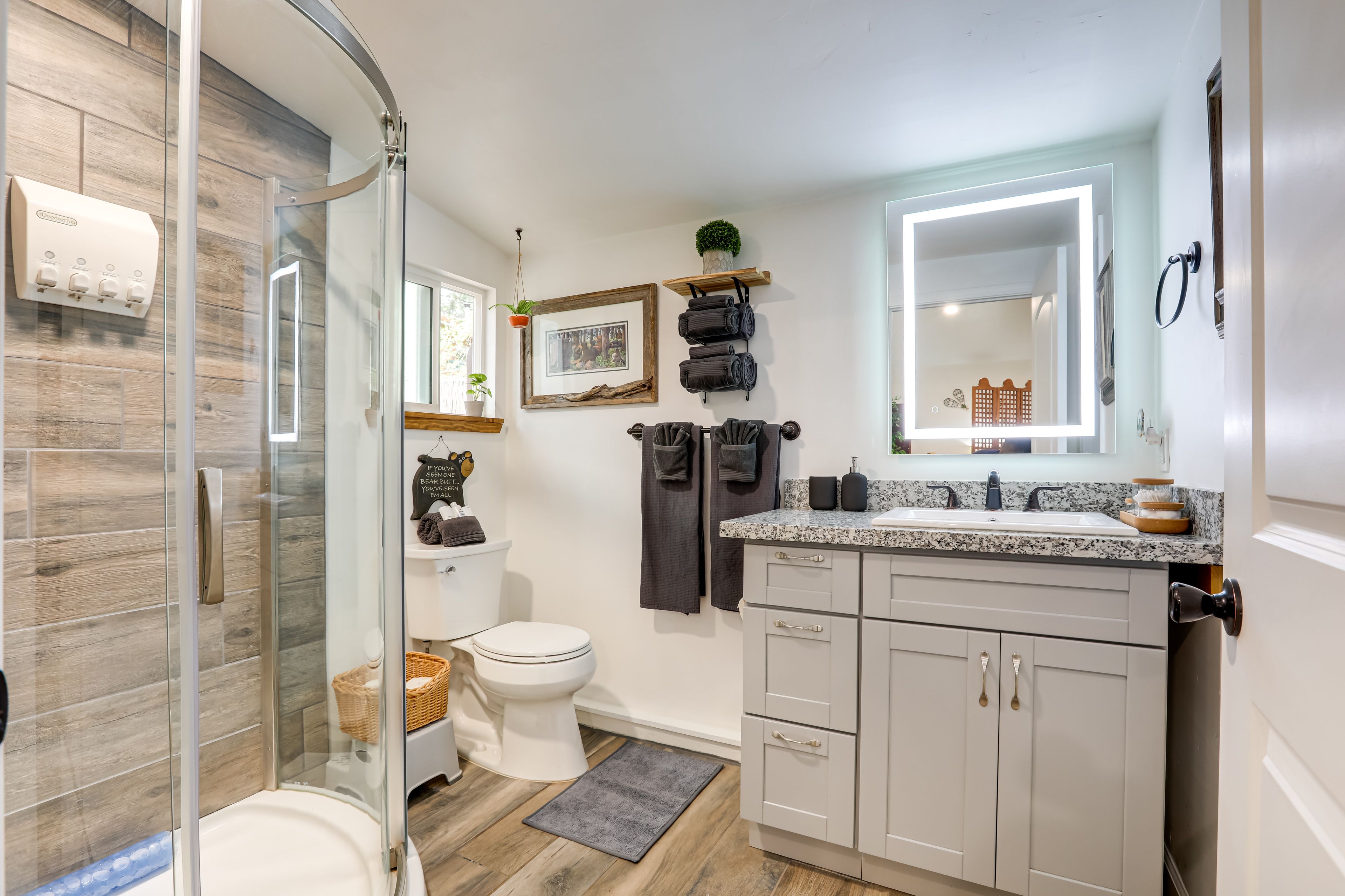 Full Bathroom | Complimentary Toiletries | Towels Provided