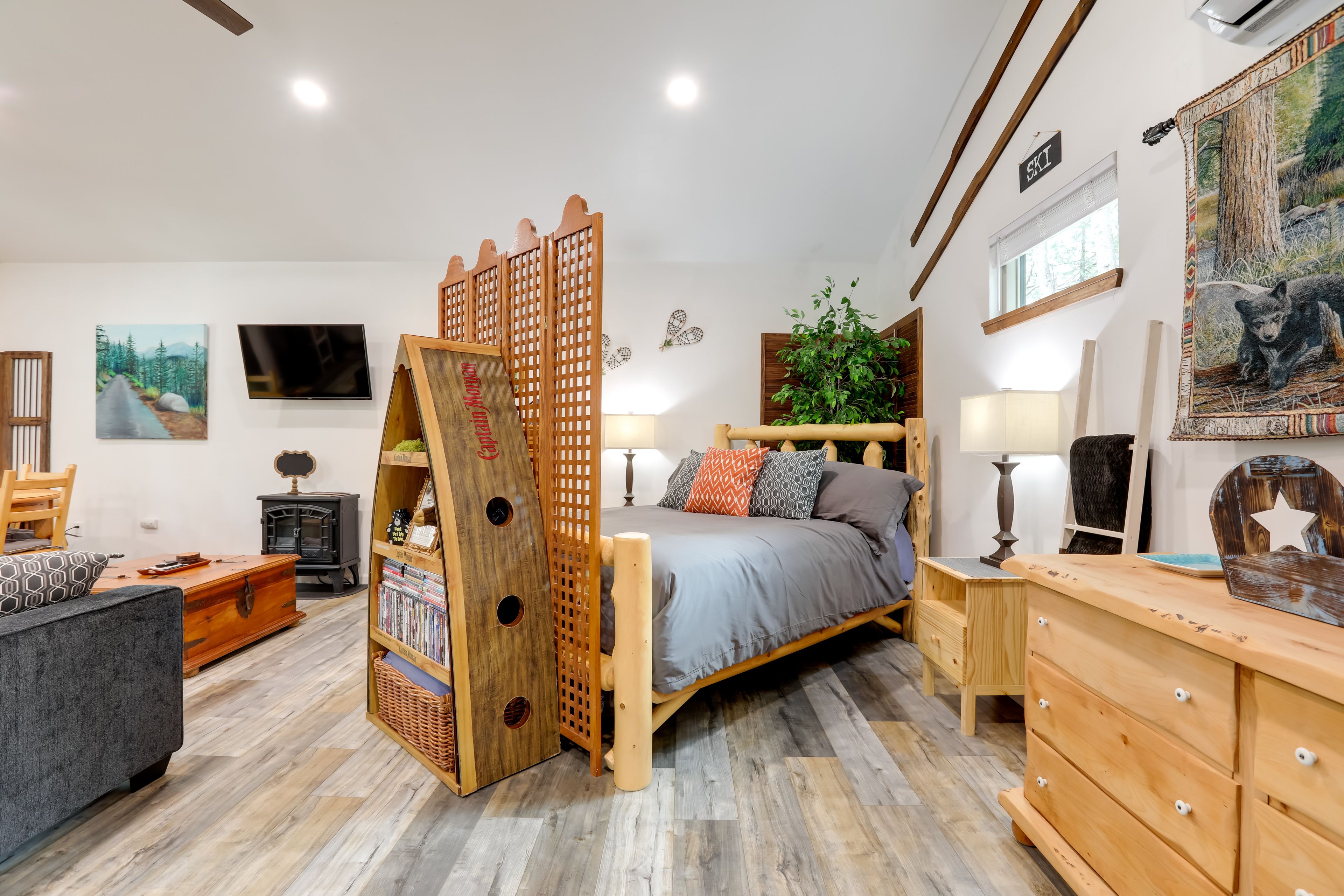Studio | Queen Bed | DVD Library