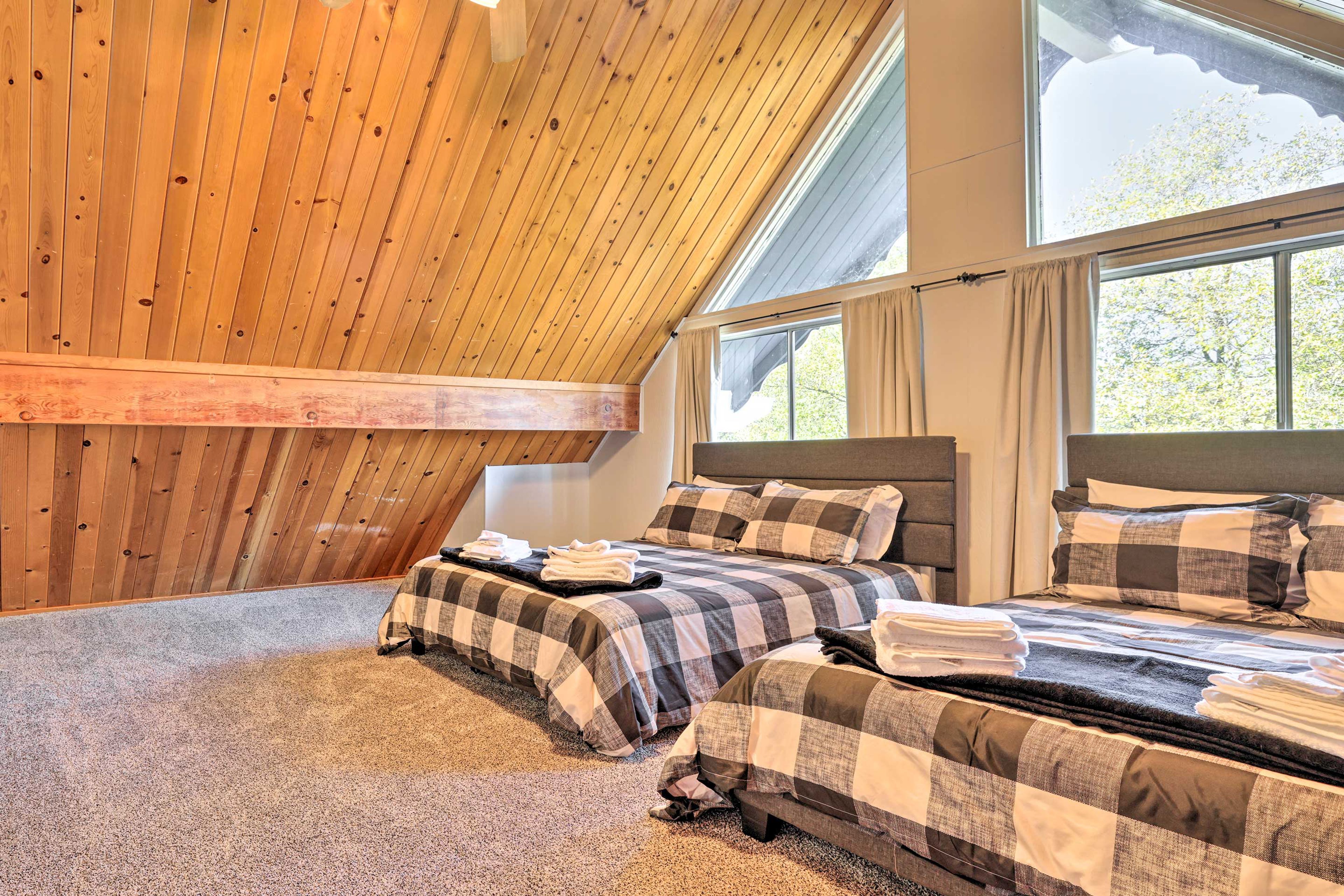 Bedroom 2 | 2nd Floor | 2 Queen Beds | Flat-Screen TV