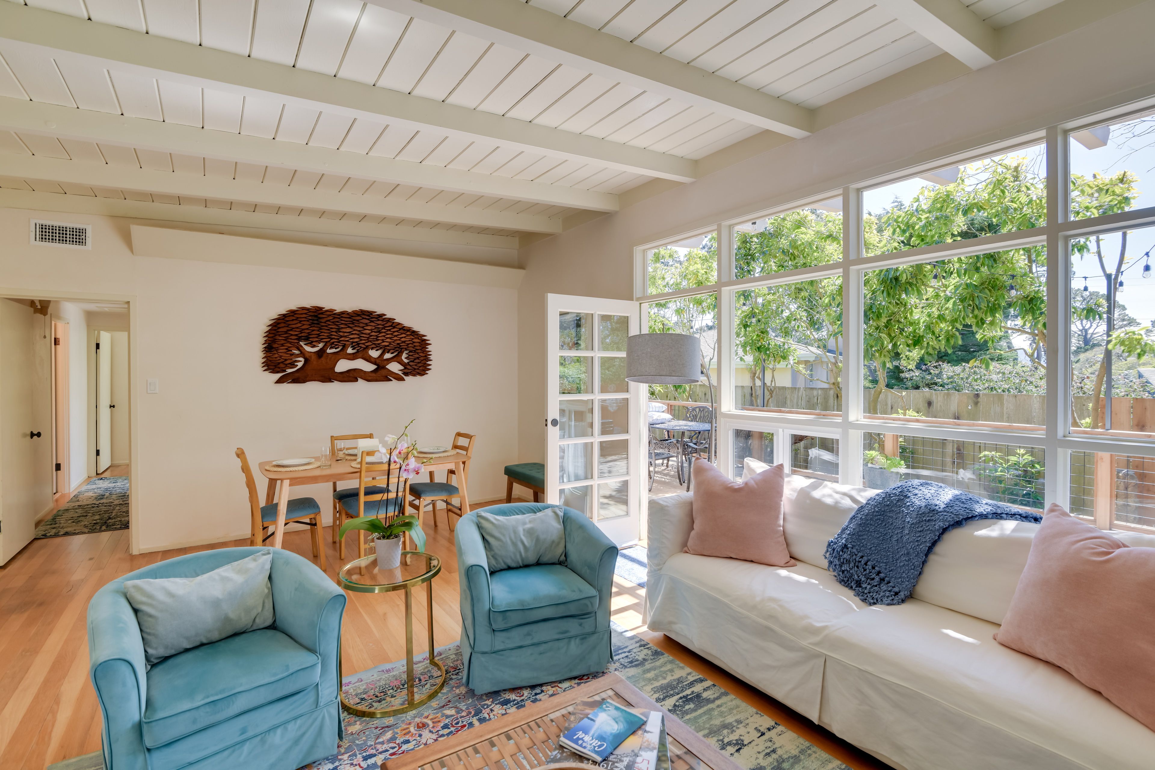 Living Room | Smart TV | Free WiFi