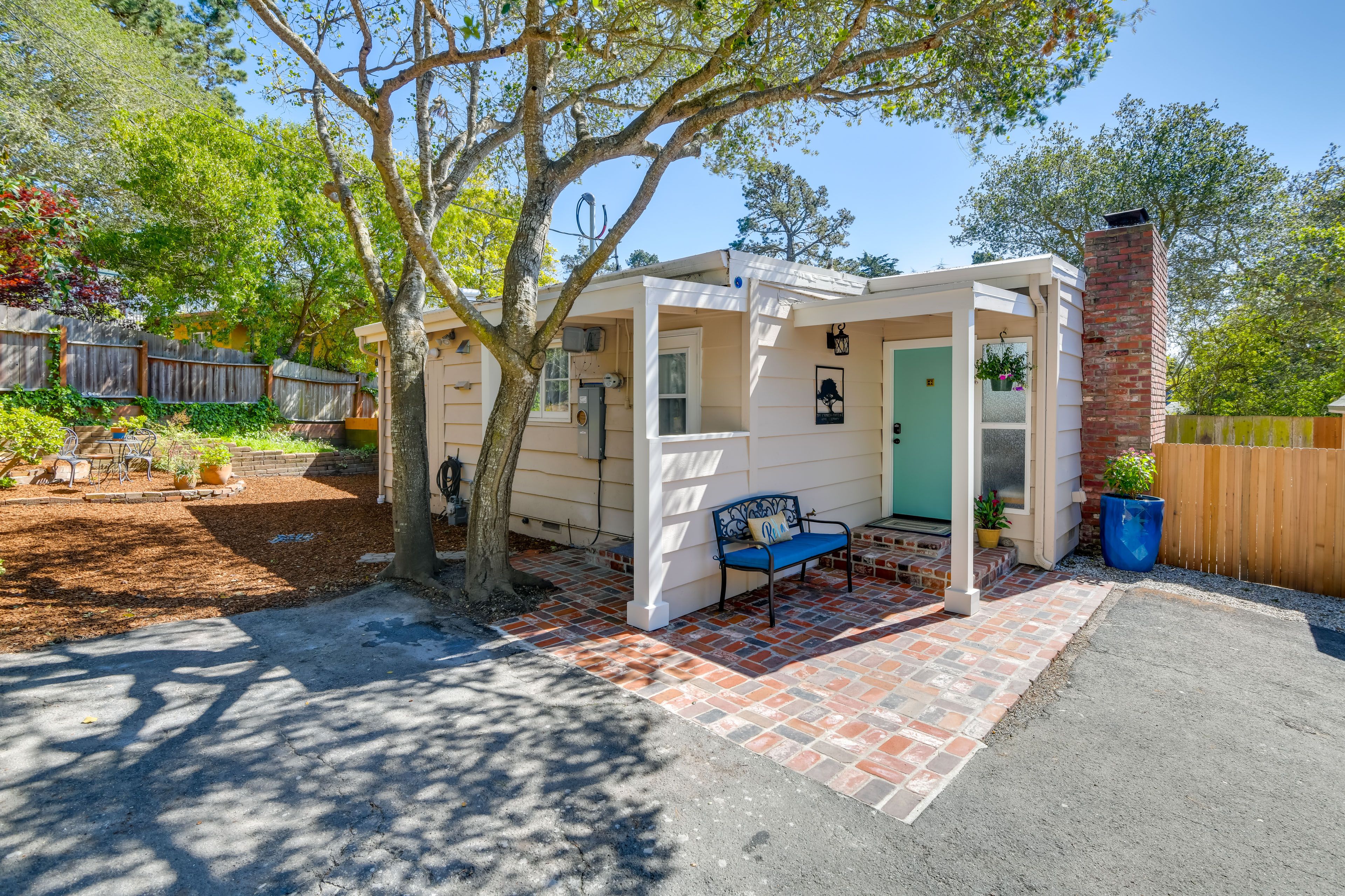 Exterior | 1 Mi to Downtown