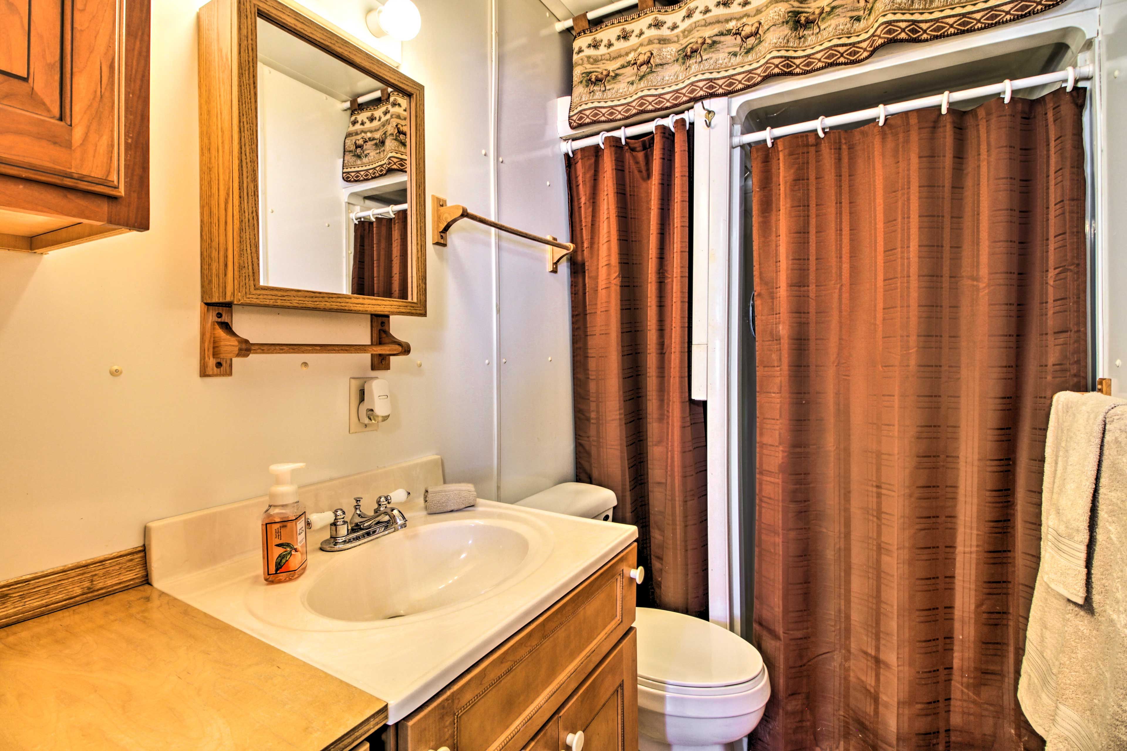 Full Bathroom | Towels Provided | Complimentary Toiletries