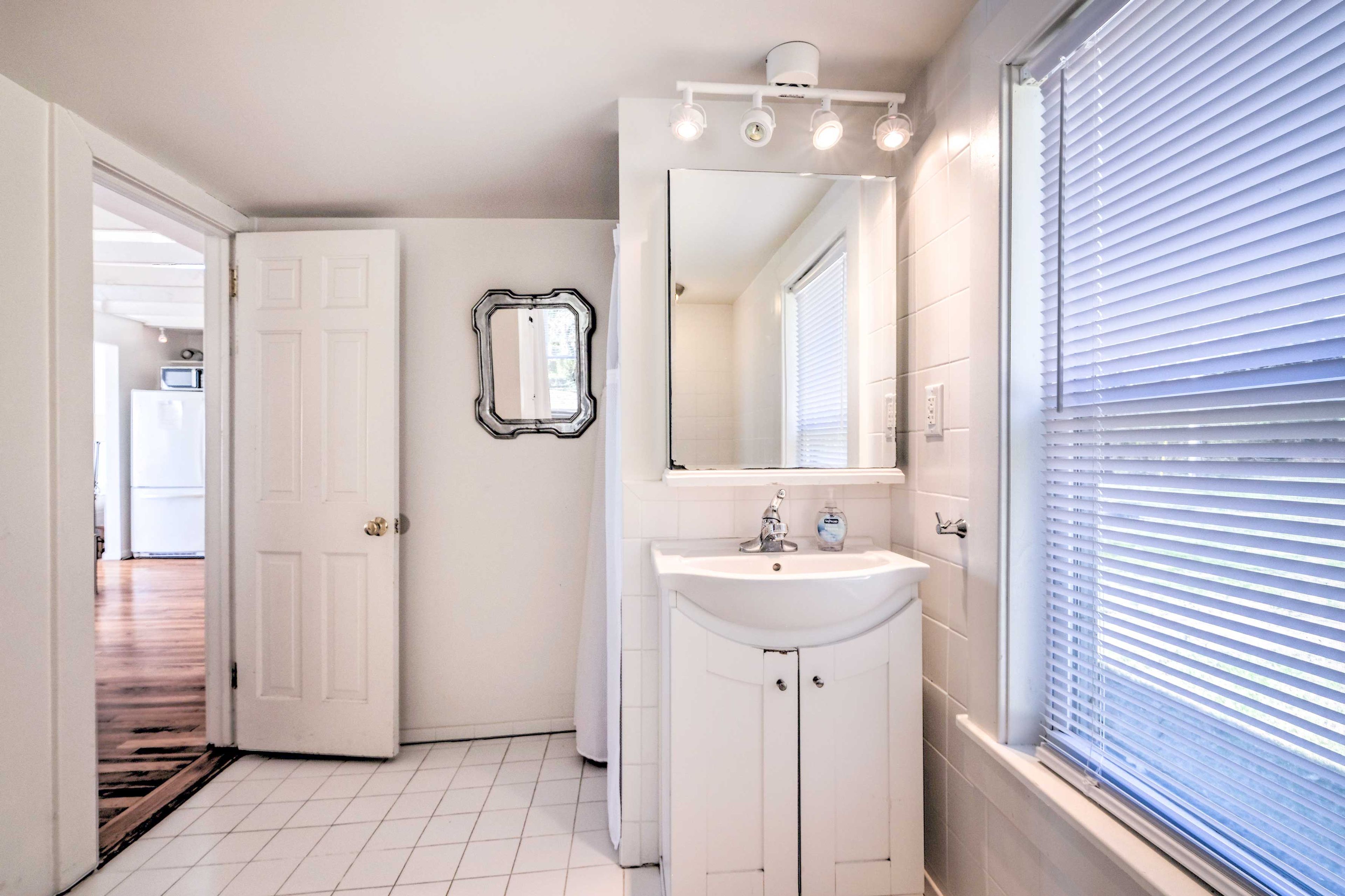 Full Bathroom | Towels Provided