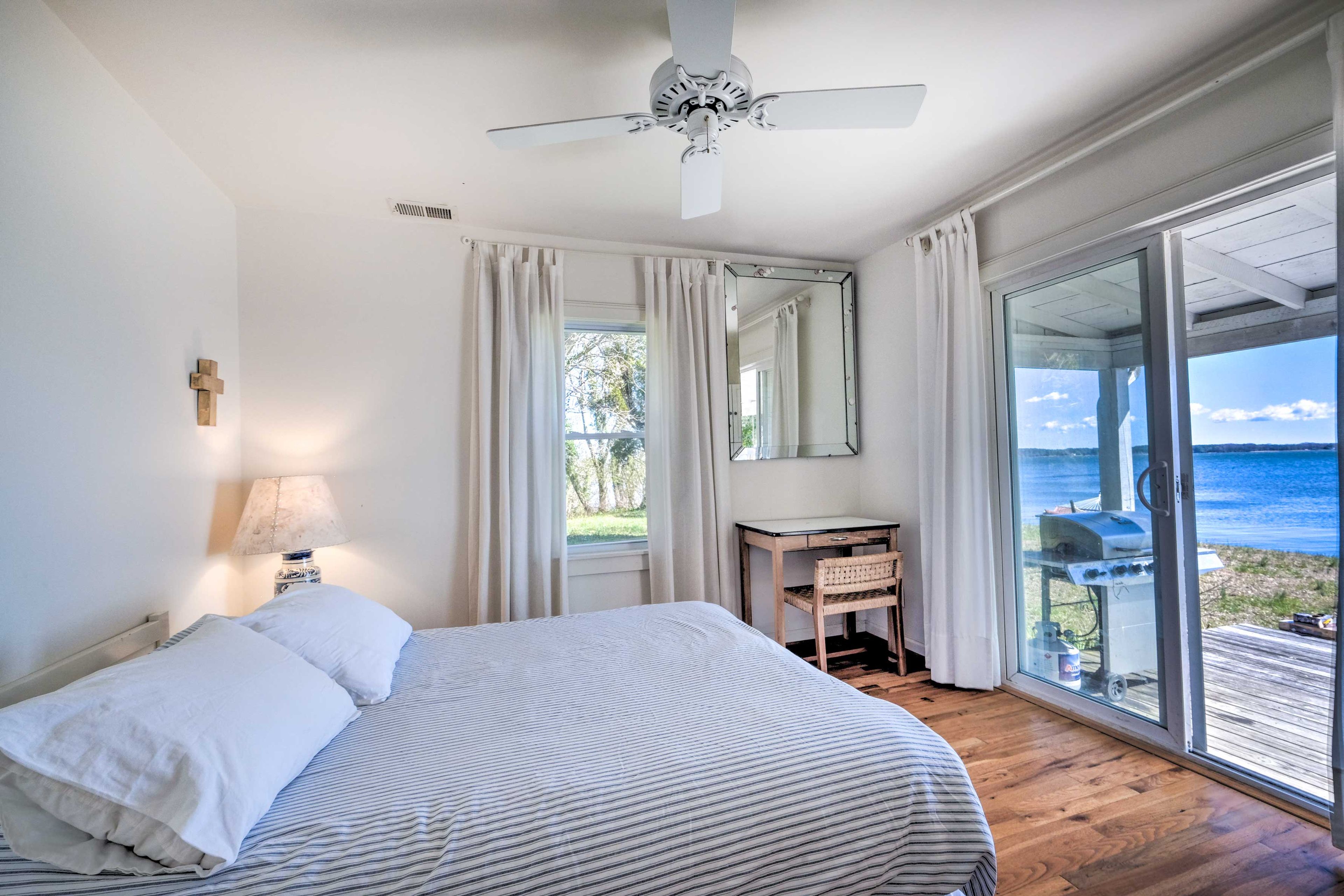 Bedroom 1 | Queen Bed