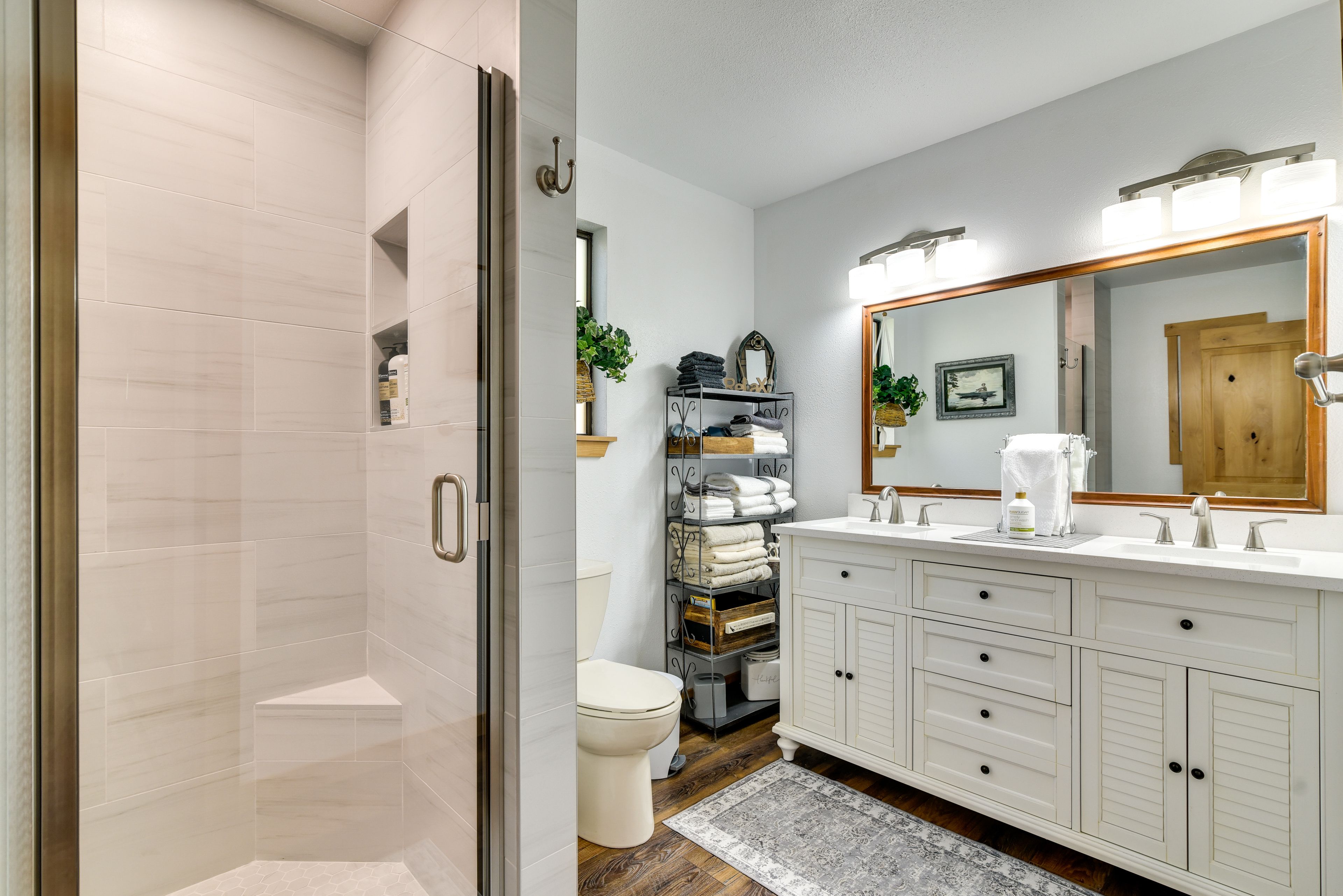 Full Bathroom | Complimentary Toiletries | Hair Dryer