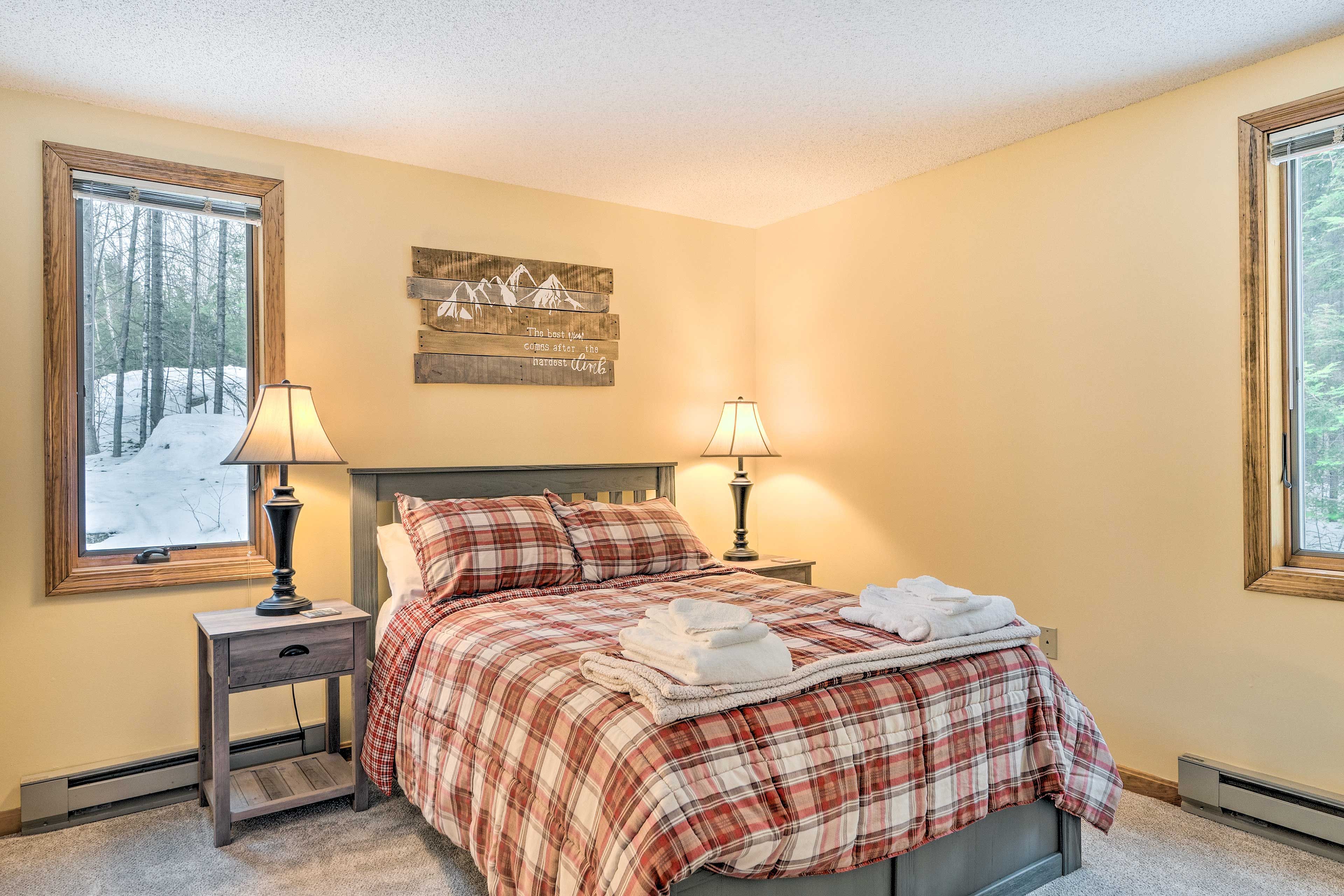 Bedroom 1 | Queen Bed