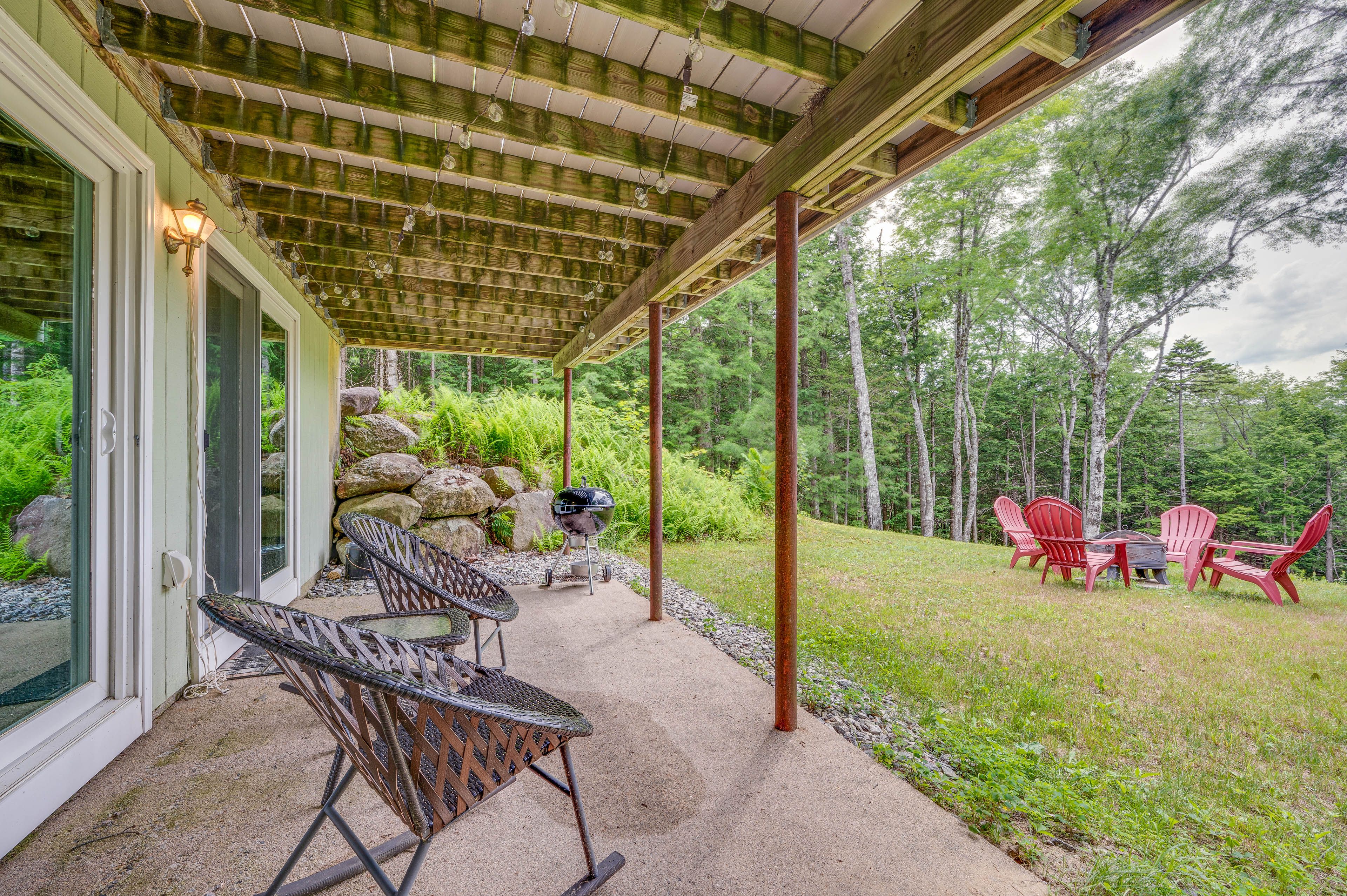 Covered Patio | Charcoal Grill