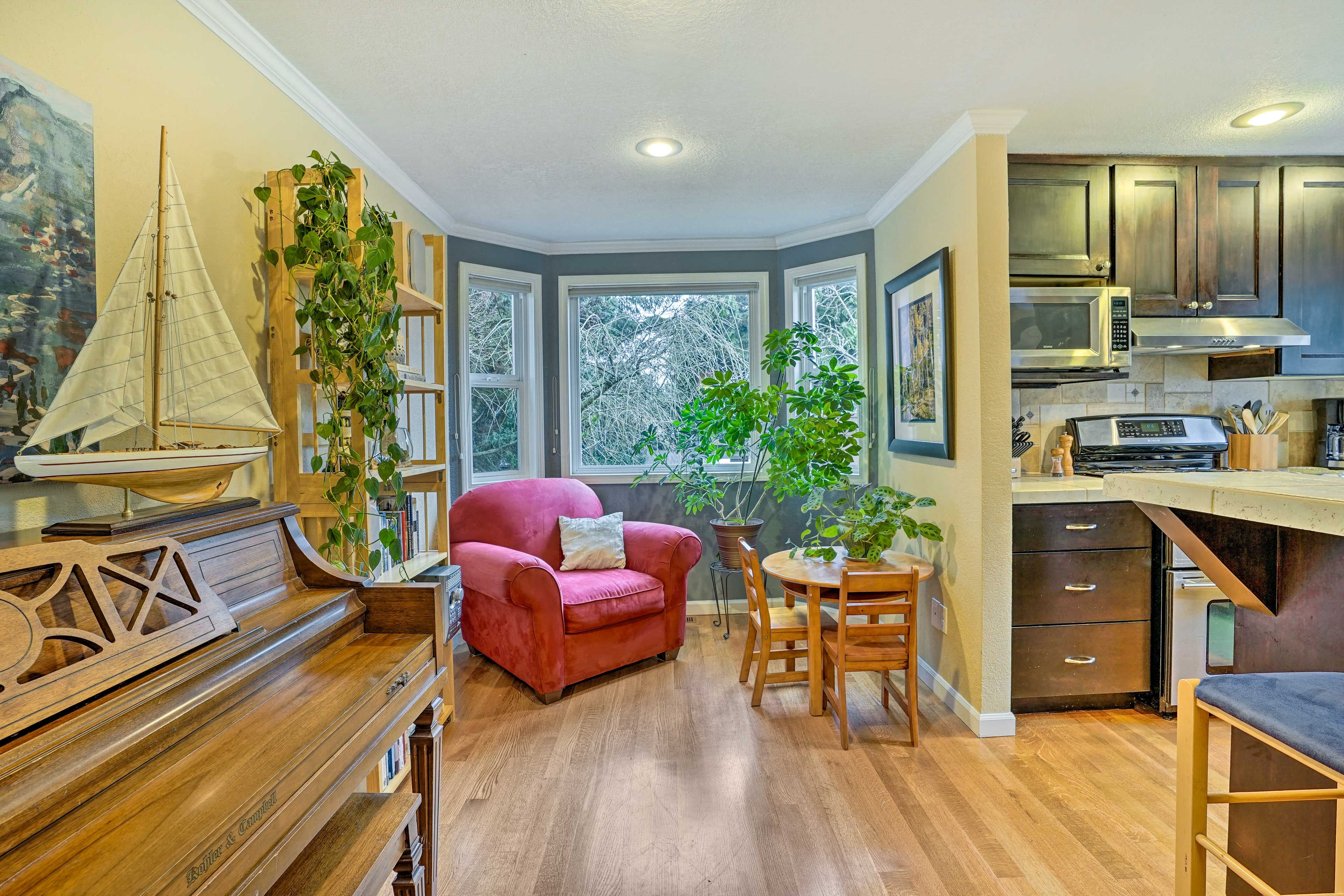 Sitting Area | Piano