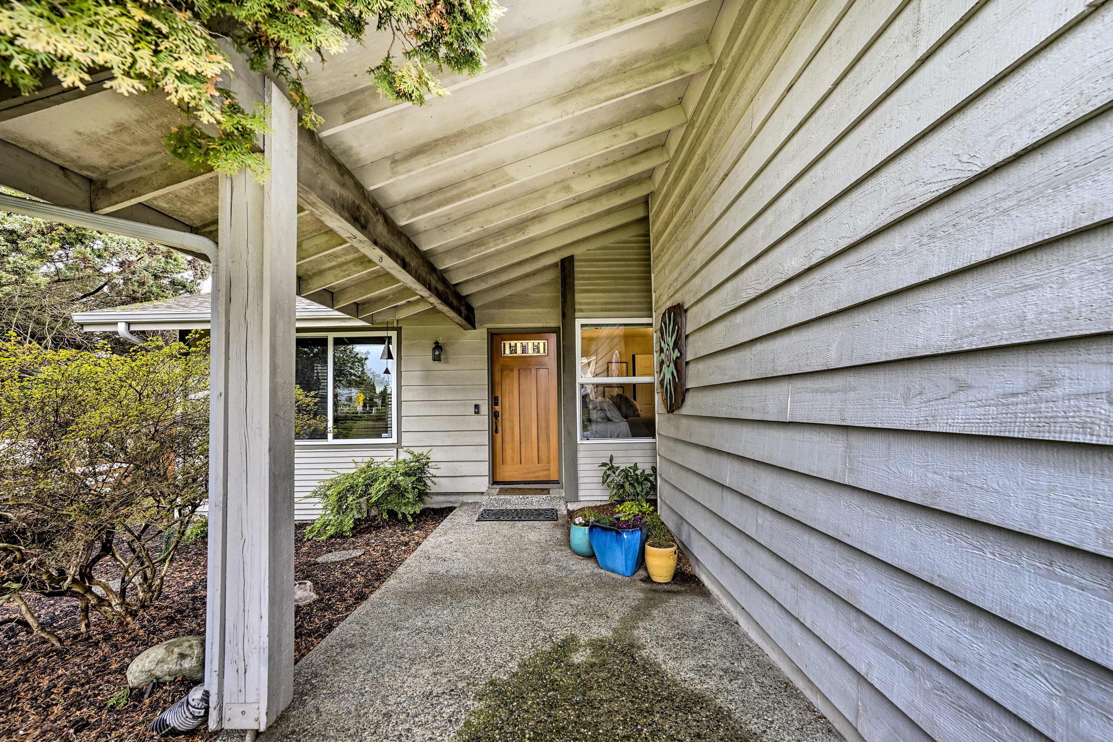 Entrance | 5 Exterior Security Cameras (Facing Outward)