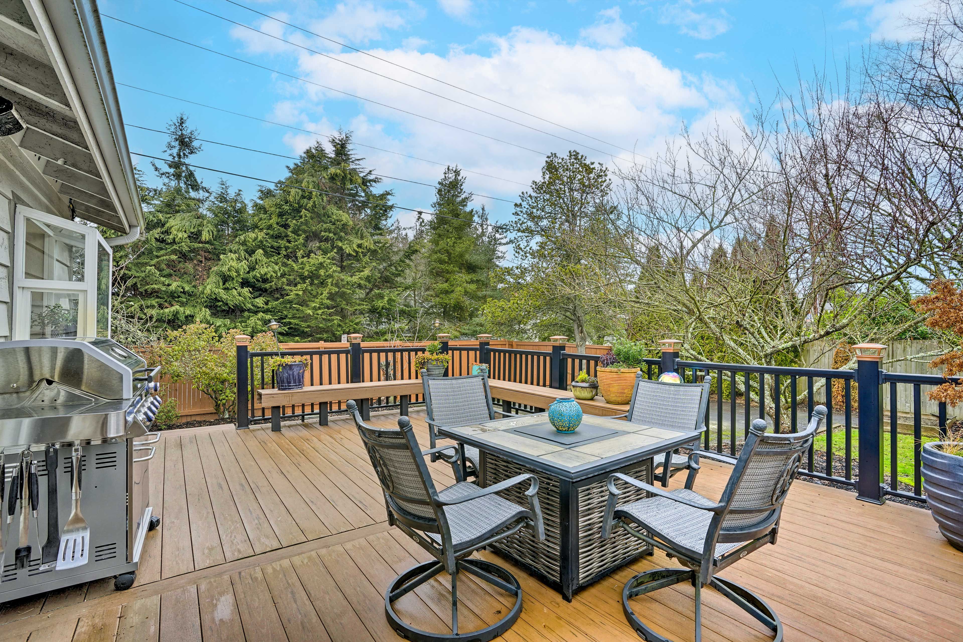 Deck | Outdoor Seating & Dining Areas