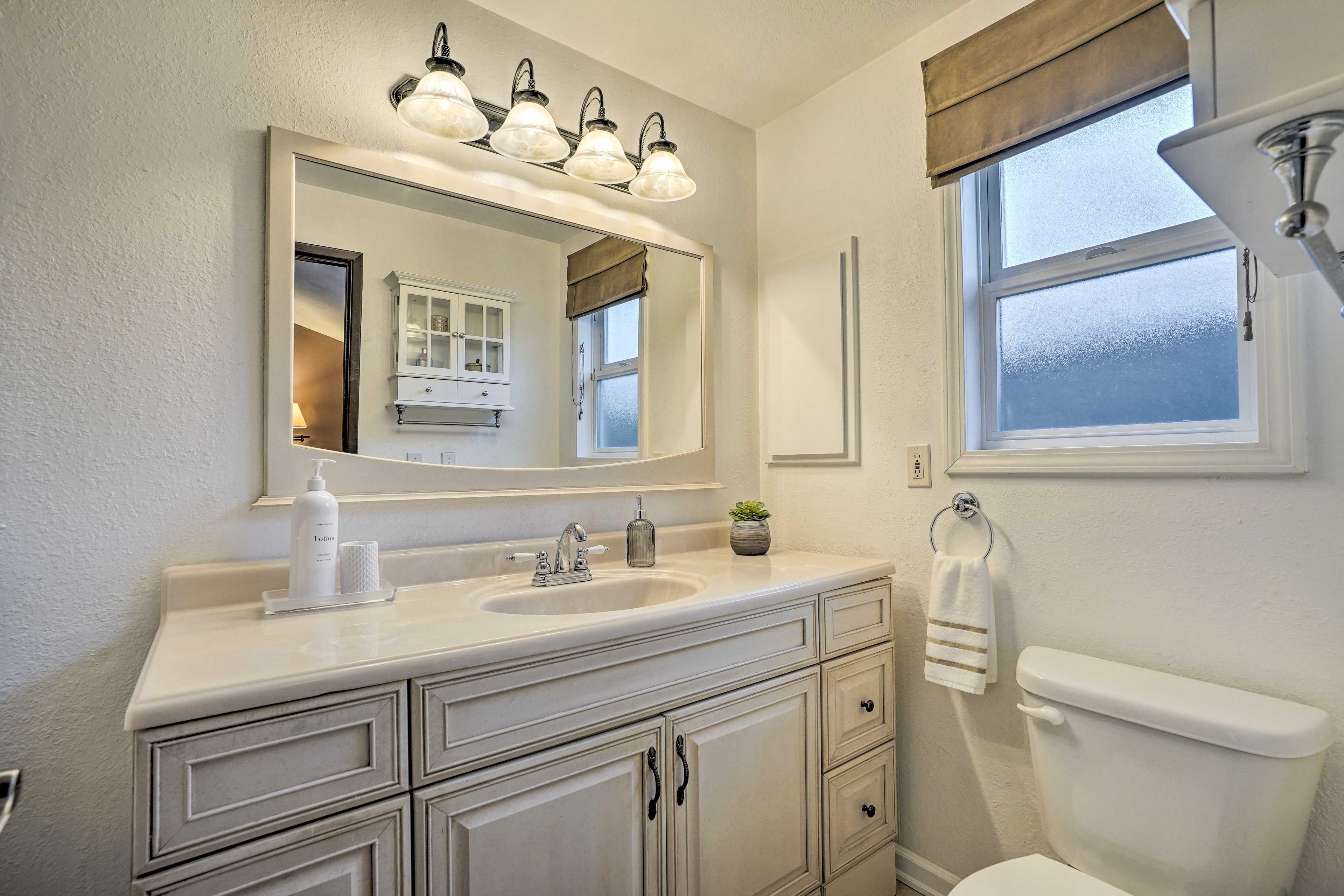 En-Suite Bathroom | Towels Provided | Complimentary Toiletries