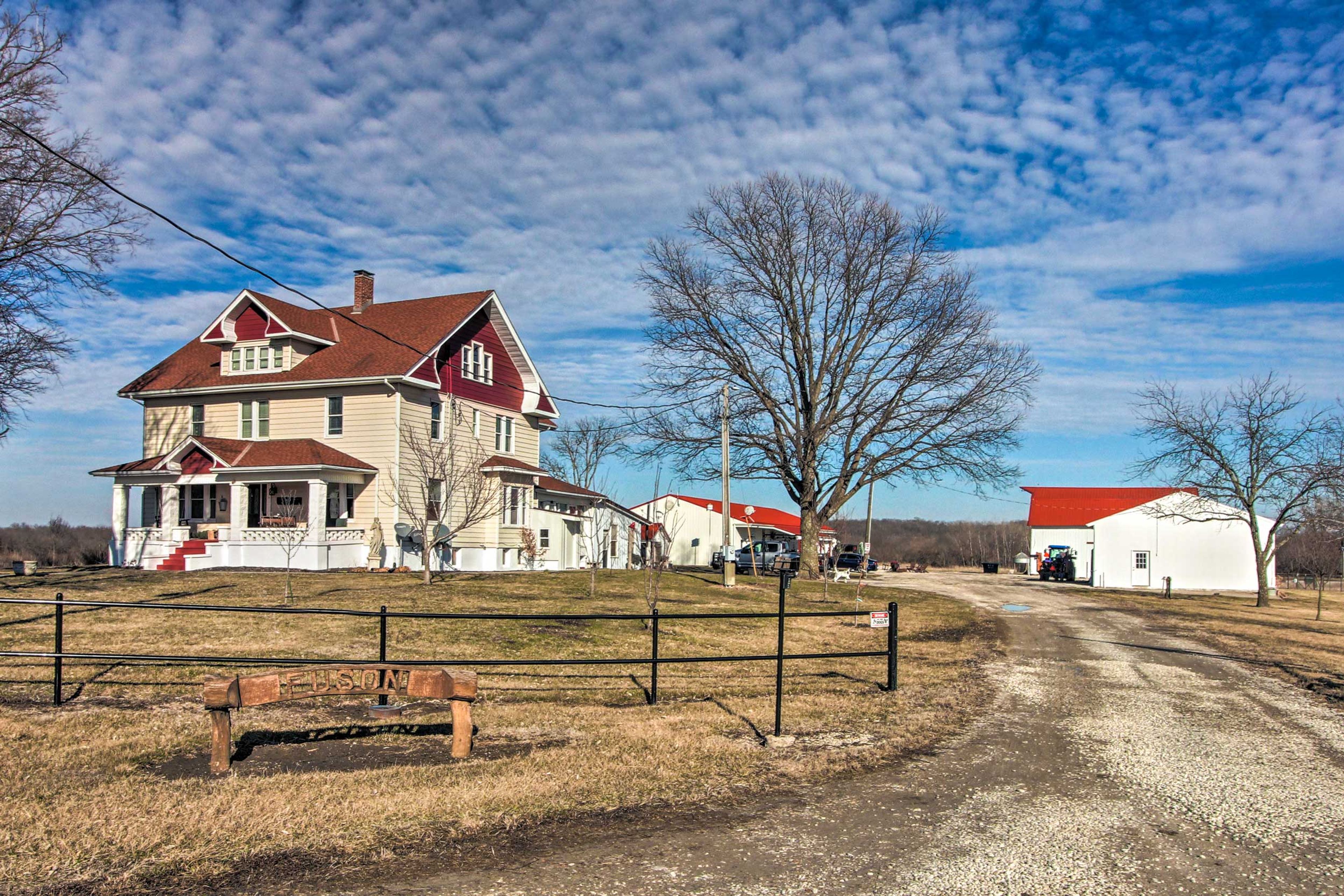 Shared Gravel Driveway Parking (10 Vehicles Total, Including RVs/Trailers)