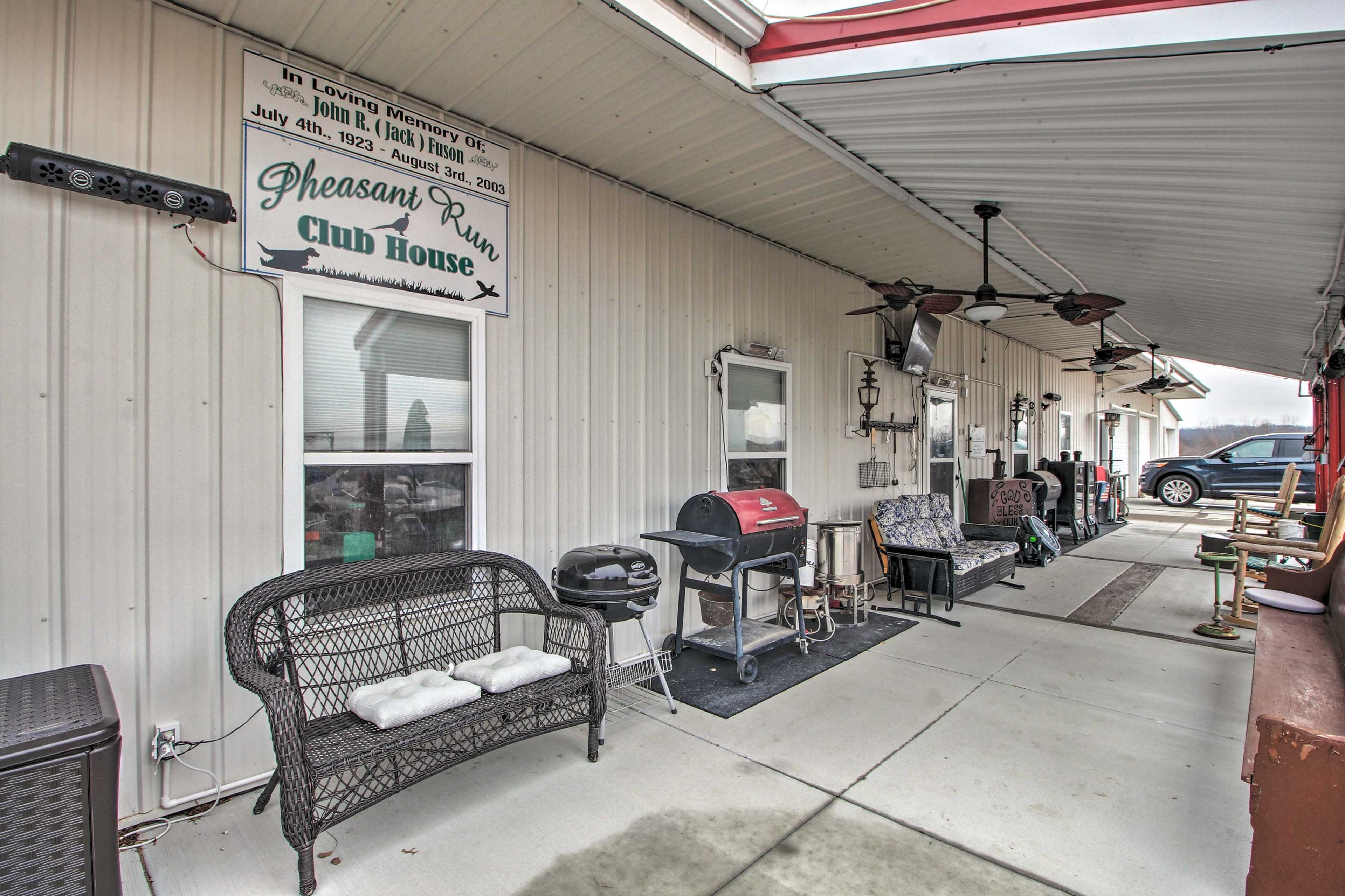 Patio | Grill (BYOC) | 2 Pellet Smokers | 2 Pellet Grills | Smart Cable TV