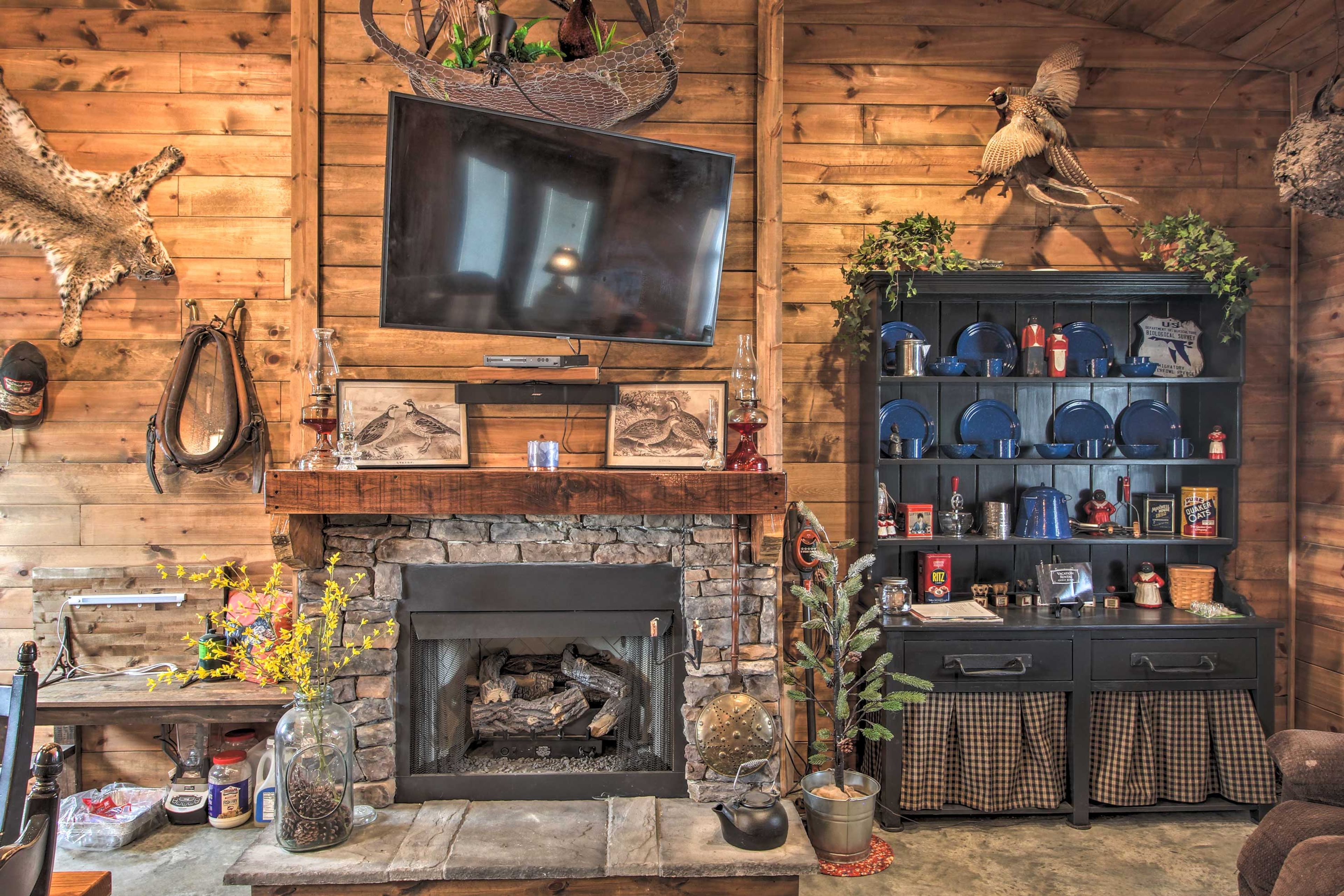 Living Room | Smart TV w/ Cable | Gas Fireplace | Central A/C & Heat