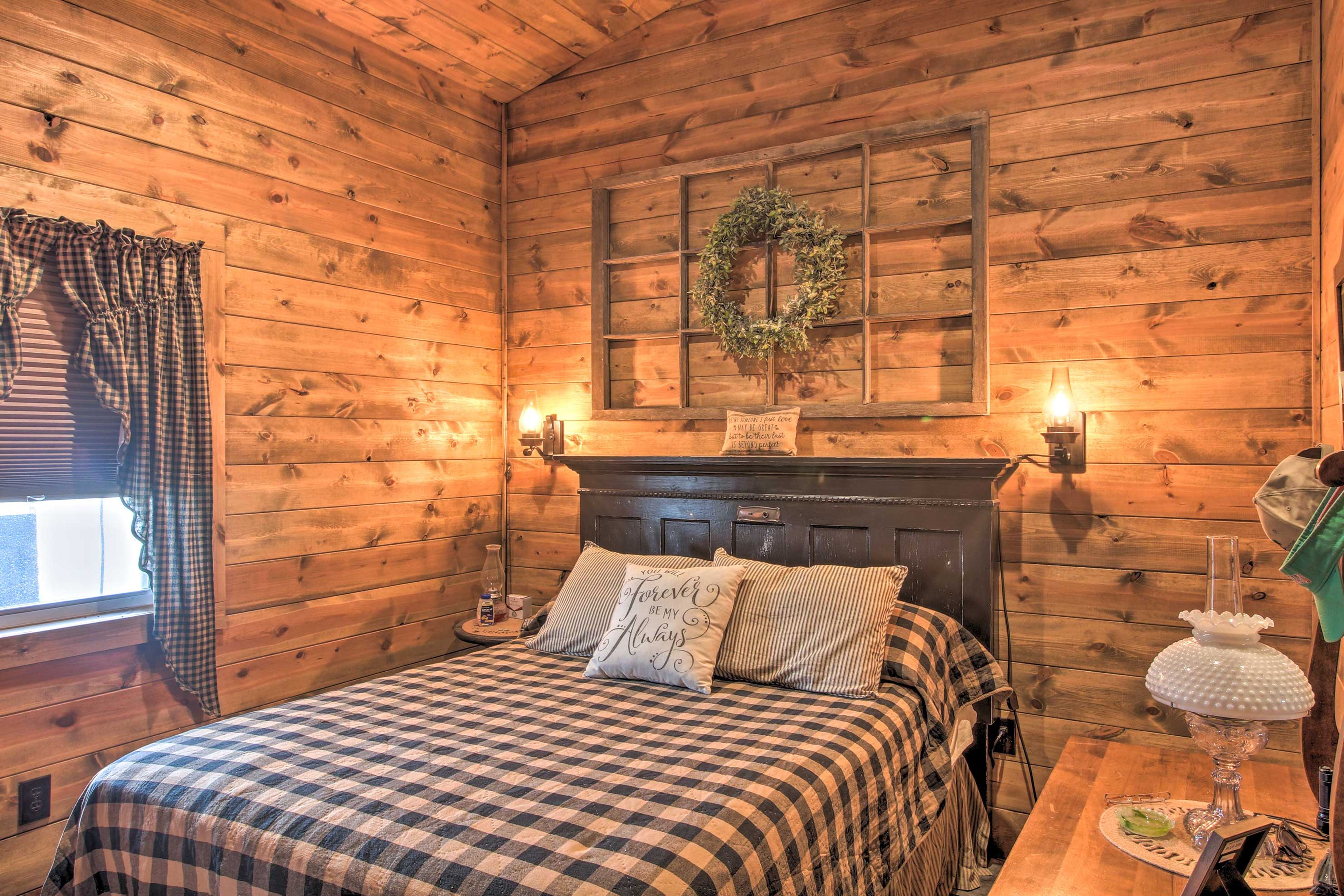 Bedroom | Queen Bed | Linens Provided