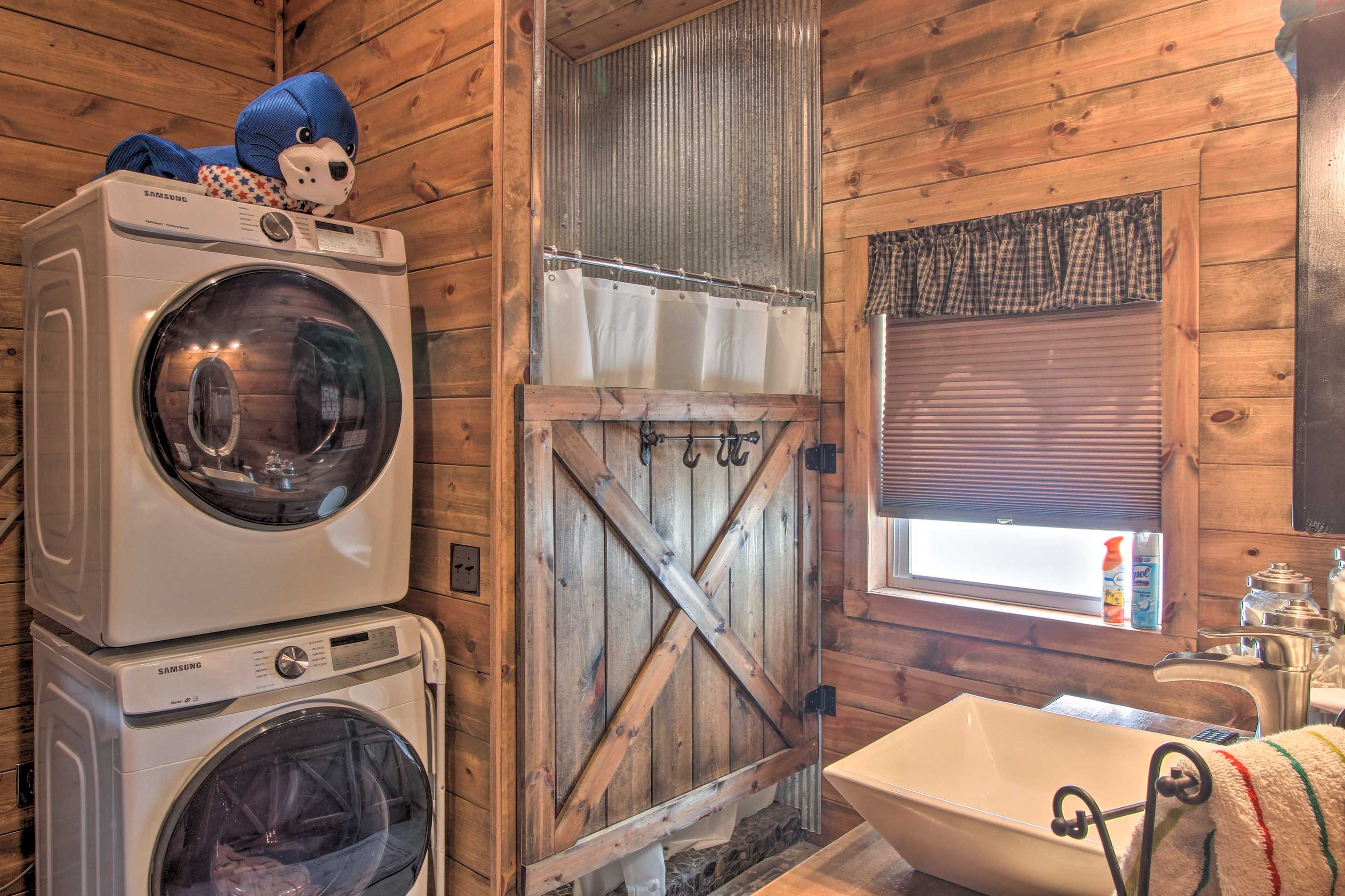 Full Bathroom | Laundry Nook | Laundry Detergent | Towels Provided