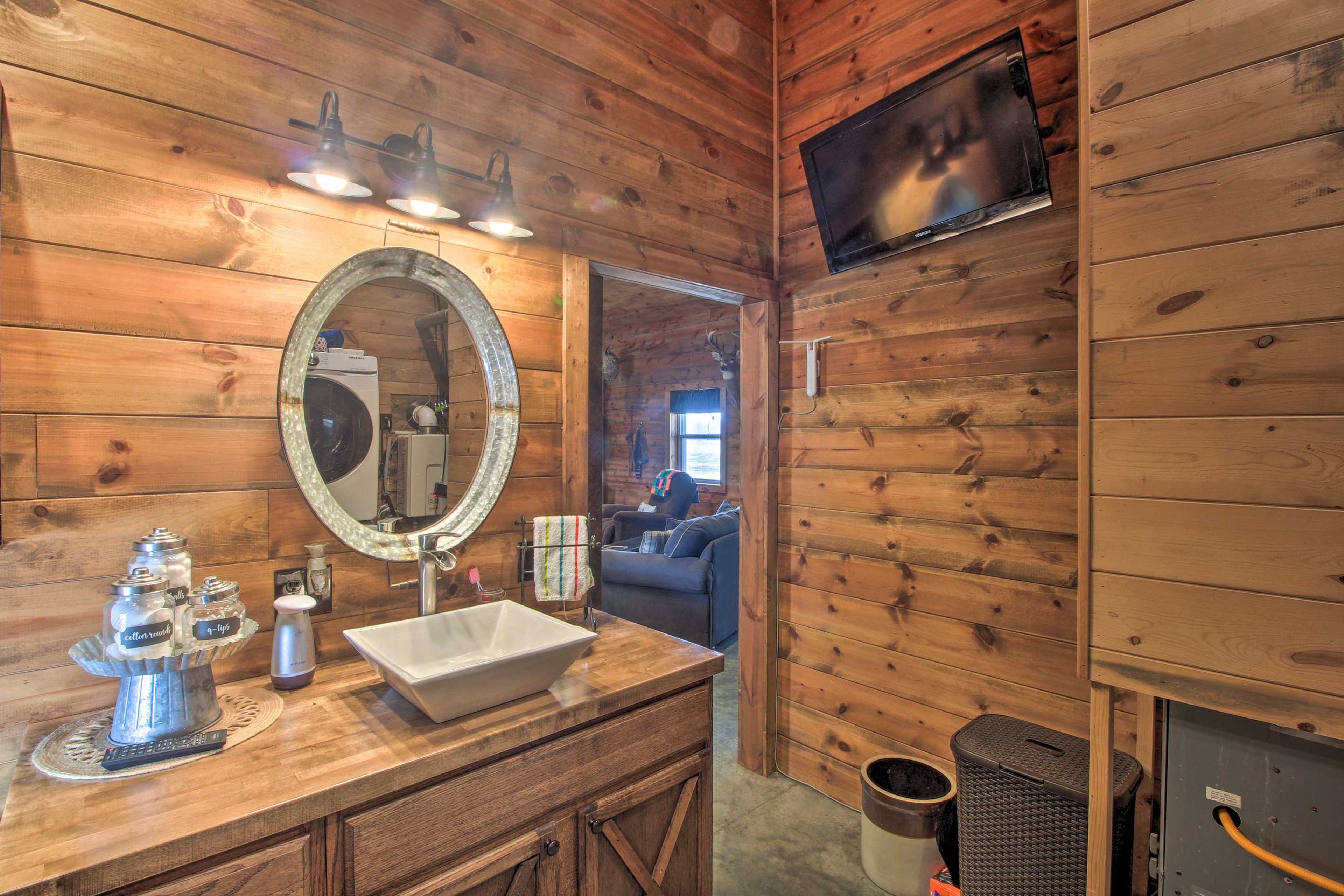 Full Bathroom | Smart TV w/ Cable
